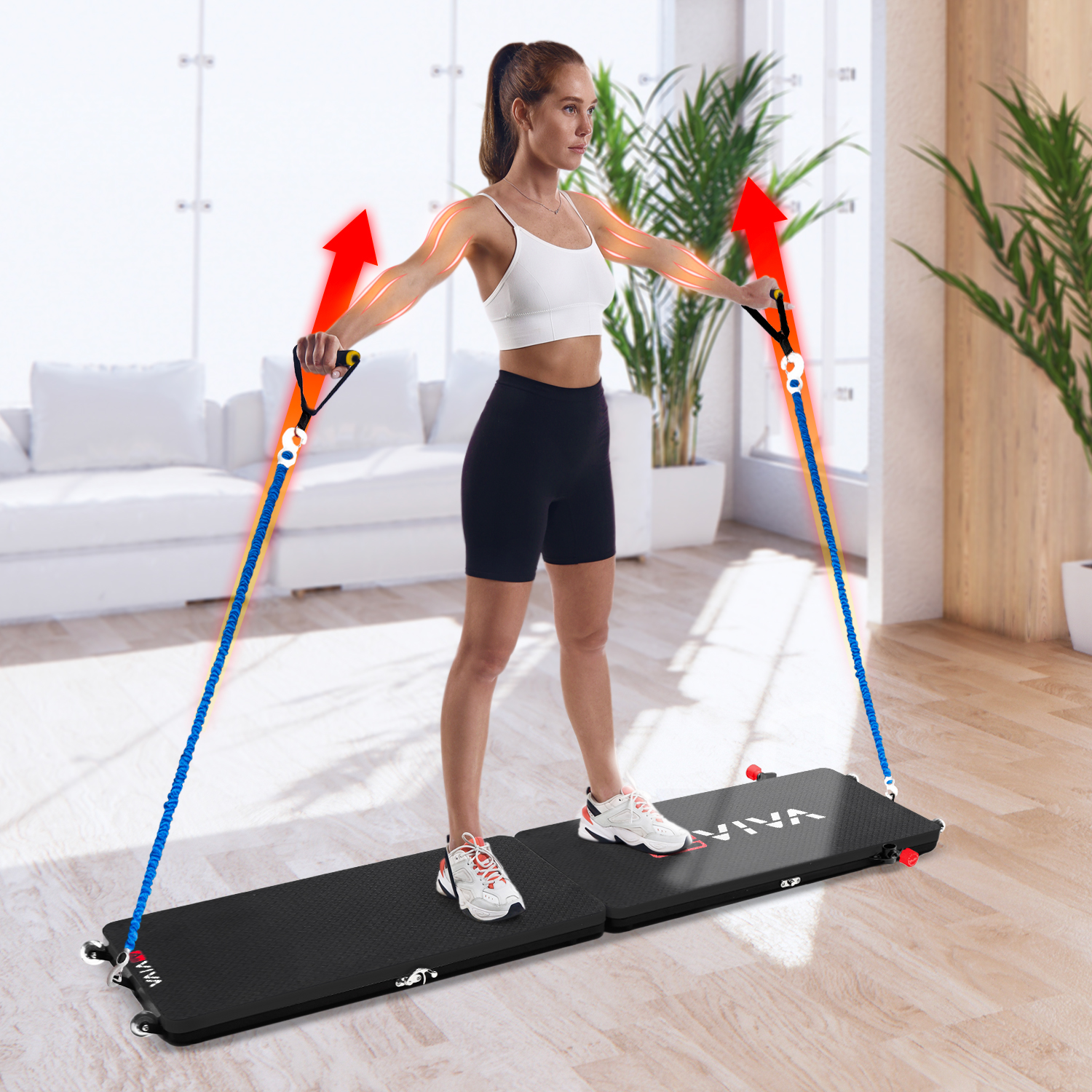 Eine Frau trainiert mit Widerstandsbändern auf einer Trainingsplattform, drinnen mit Pflanzen und Sofa.