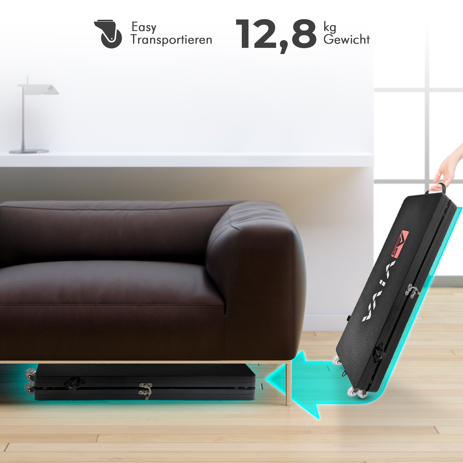 Schwarzer Klapptisch auf Rädern wird bewegt. Couch im Hintergrund. Gewicht: 12,8 kg.