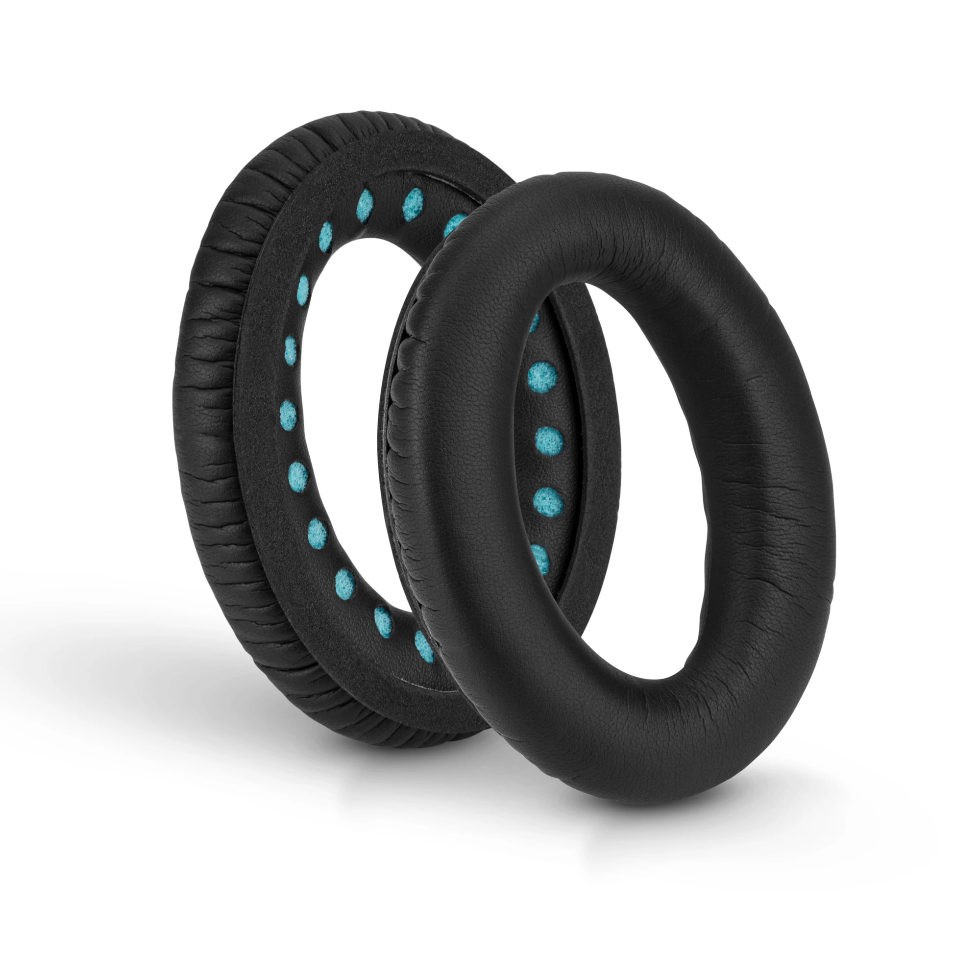 Dwie czarne poduszki nauszne do słuchawek. Jedna poduszka jest pochylona, ​​pokazując niebieskie kropki.