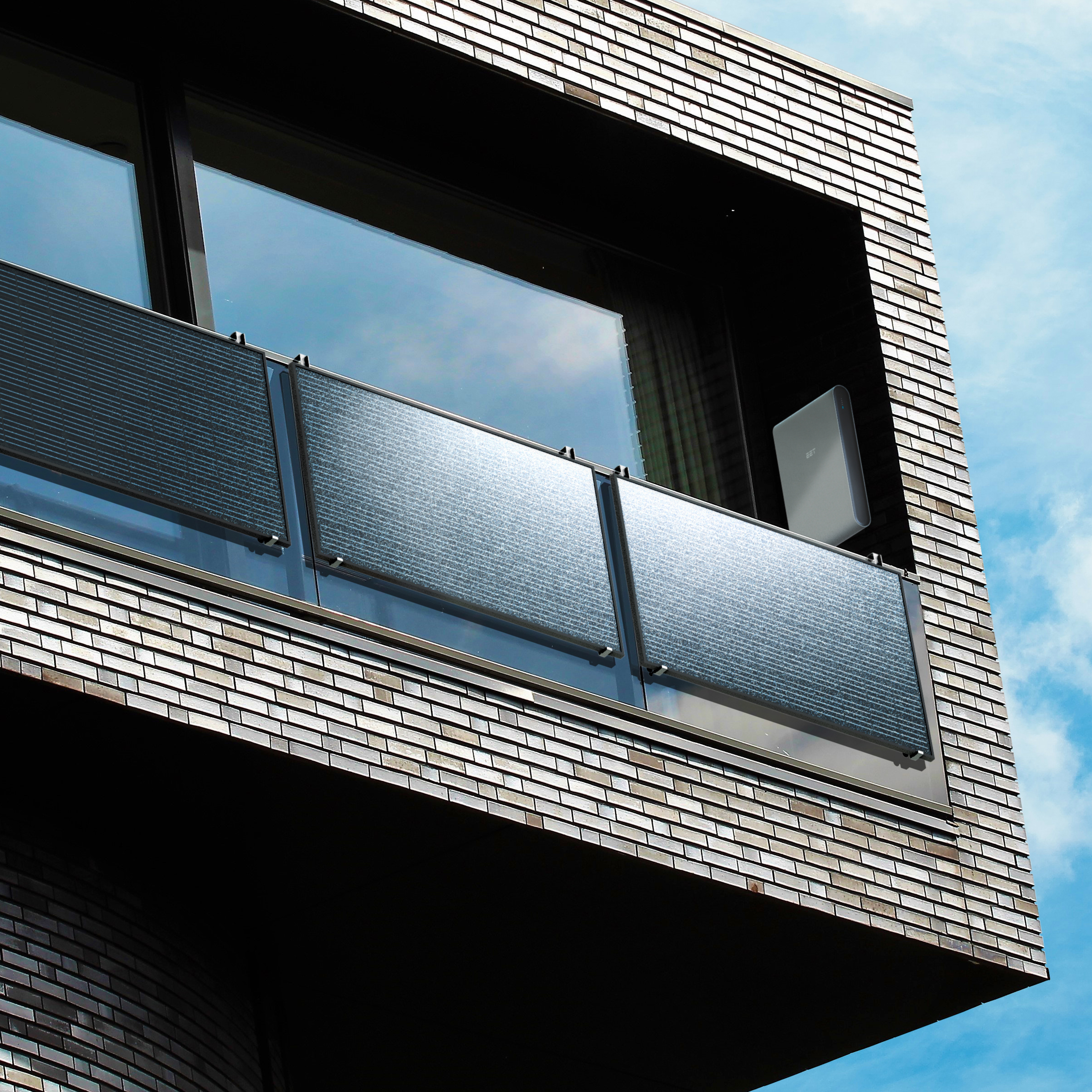 Ein modernes Gebäude mit Balkon wird gezeigt. Der Balkon hat einen grauen Sichtschutz.