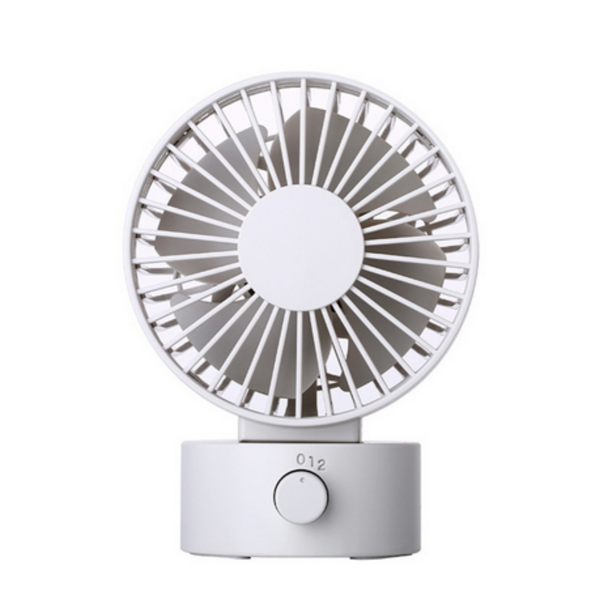 Weißer Schreibtischventilator mit drei Flügeln. Er hat einen runden Sockel mit einem Drehknopf zur Geschwindigkeitsregelung.