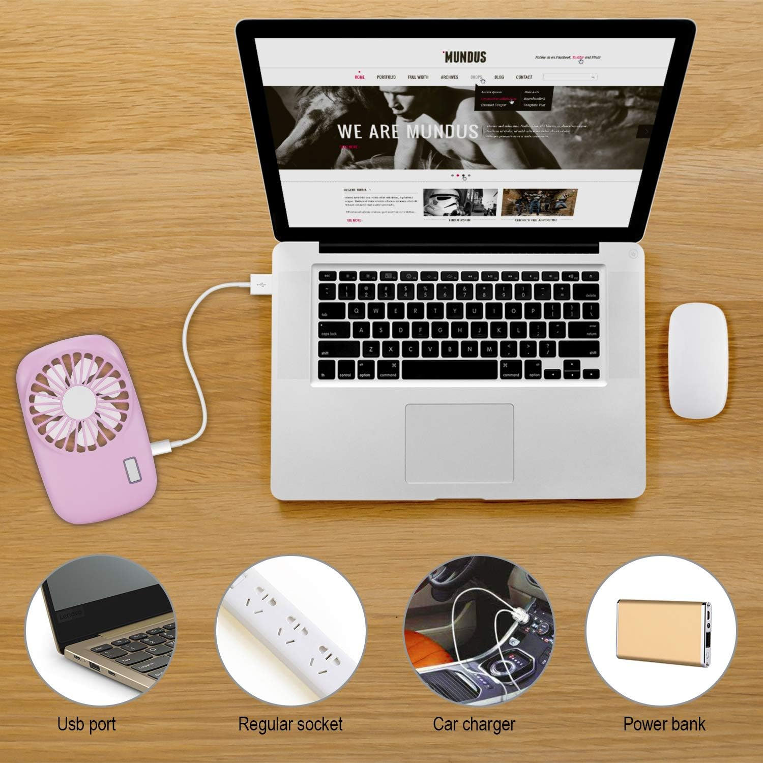 Laptop, Maus, Ventilator und Powerbank auf einem Holztisch mit mehreren Steckdosen.