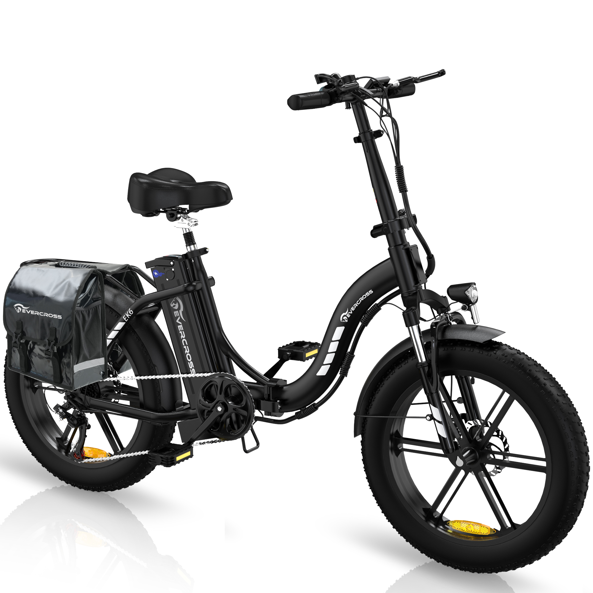 Schwarzes E-Bike auf Weiß. Es hat einen schwarzen Rahmen, große Reifen und eine hintere Gepäcktasche.