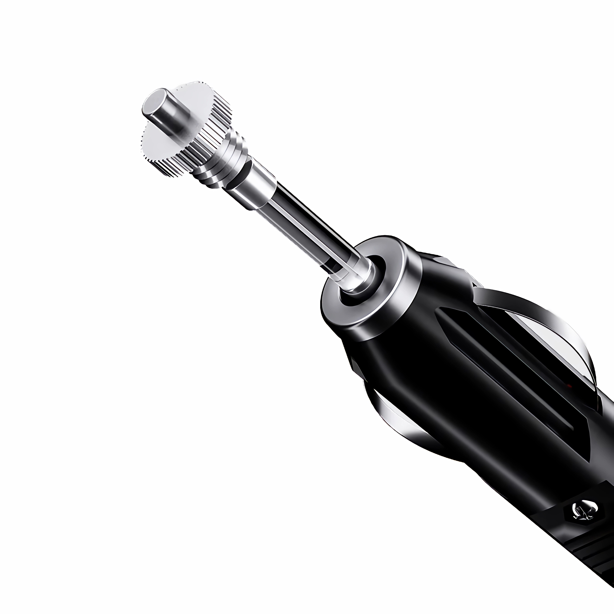 Ein Auto-Zigarettenanzünder-Adapter mit silberner Spitze, auf weißem Hintergrund, nach rechts geneigt.