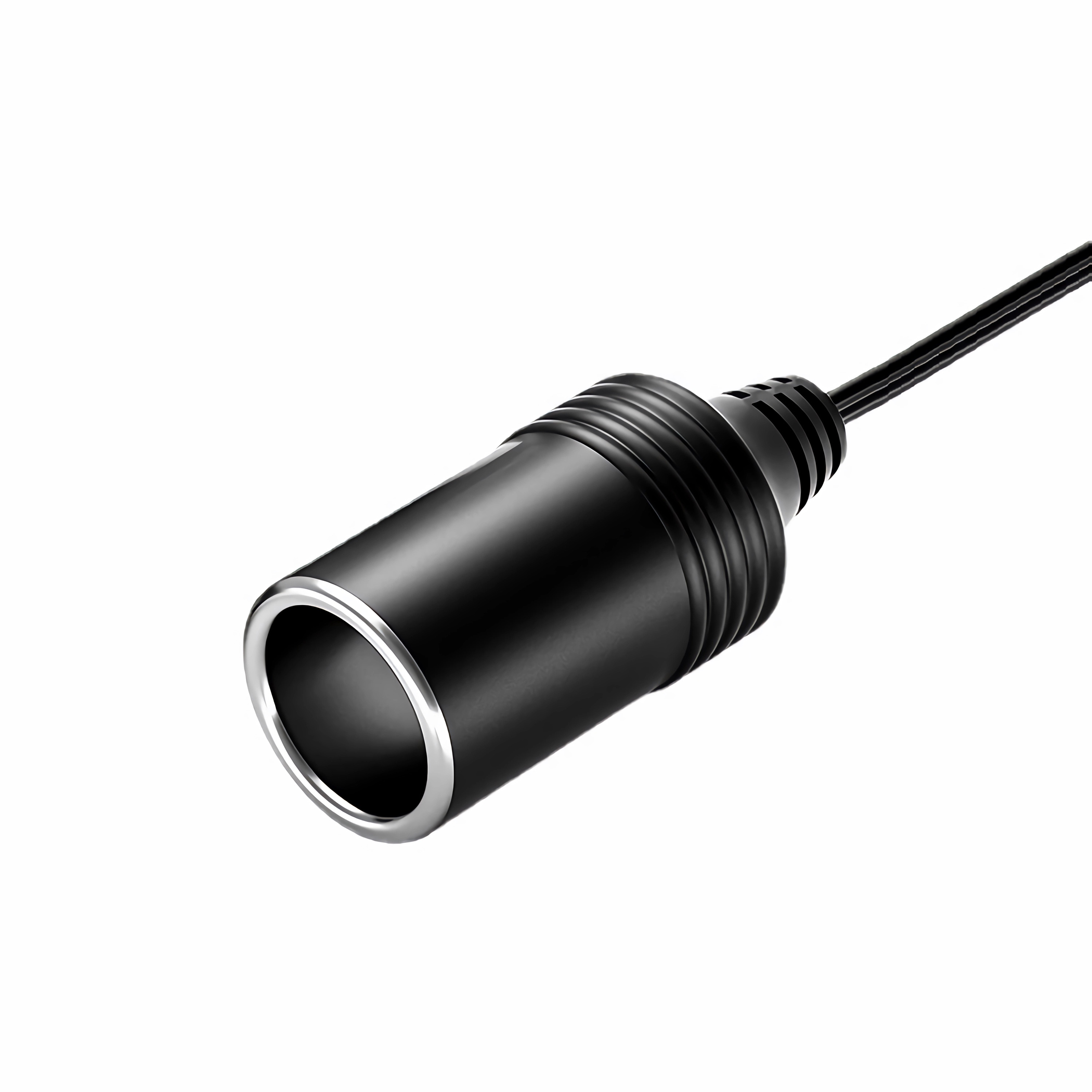Schwarzer Zigarettenanzünderadapter mit silbernem Ring, weißer Hintergrund.