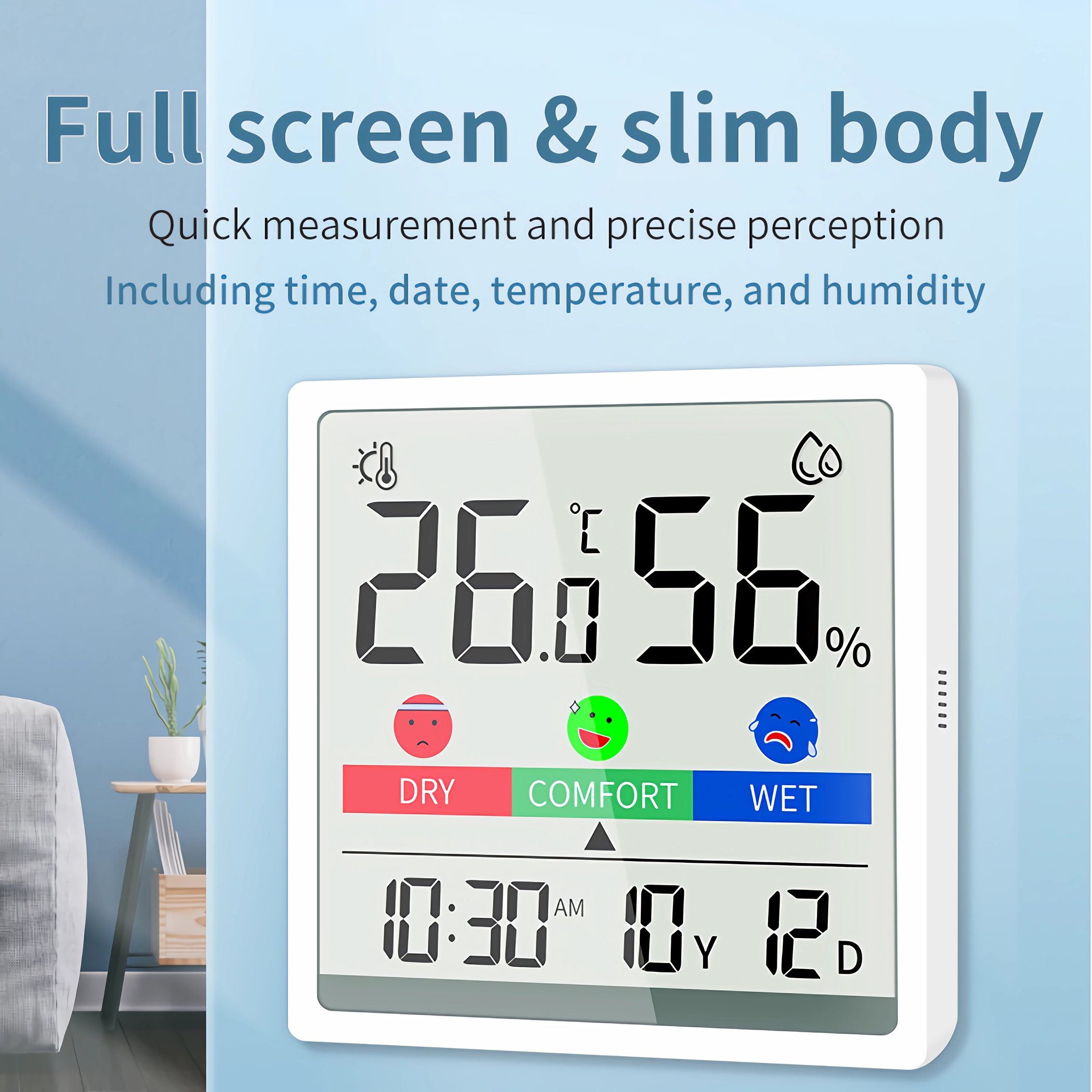 Ein weißes digitales Thermometer mit einem Bildschirm, der Zeit, Temperatur und Luftfeuchtigkeit anzeigt, an einer blauen Wand.