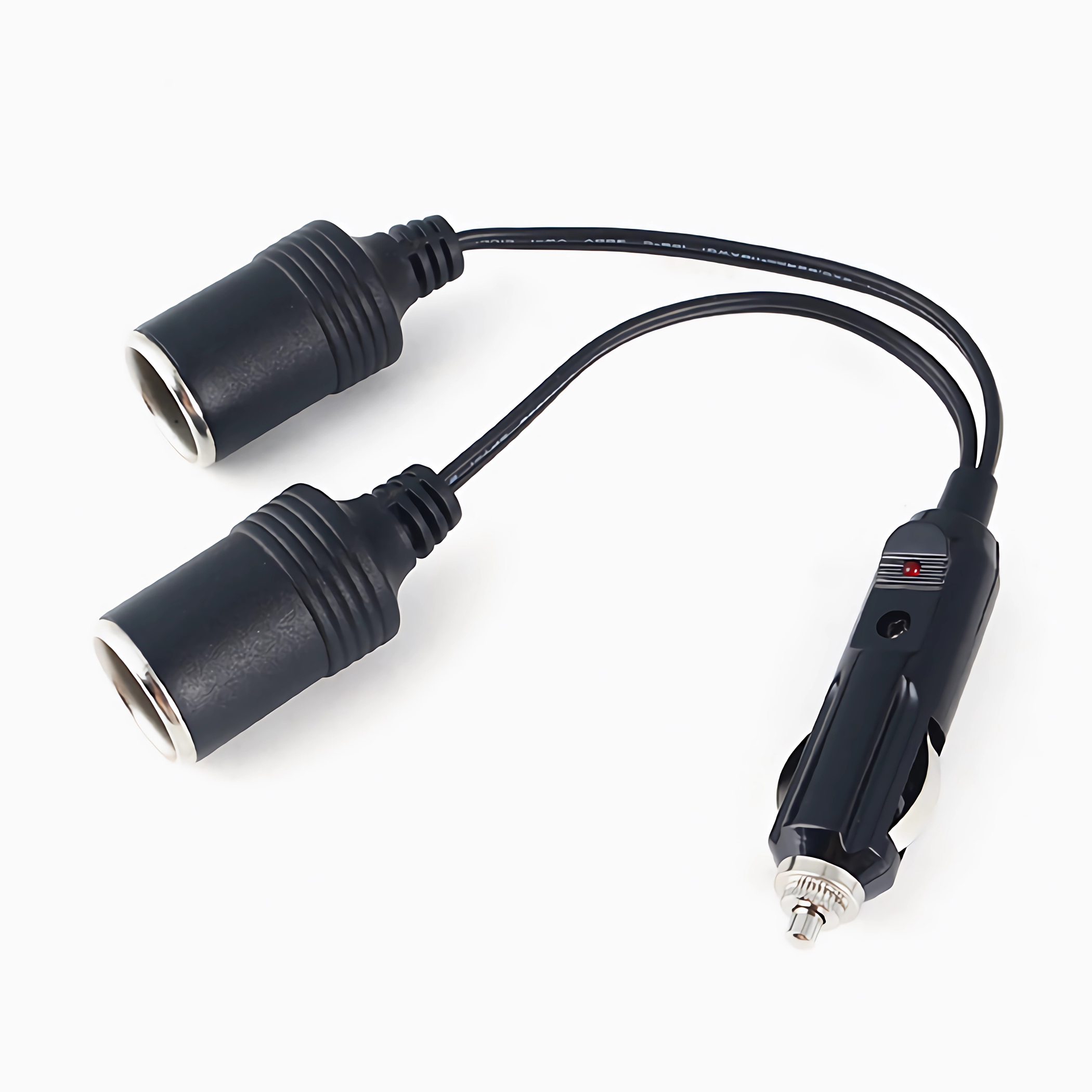 Ein schwarzer Dual-Auto-Adapter mit zwei Steckdosen und einem Stecker auf weißem Hintergrund.