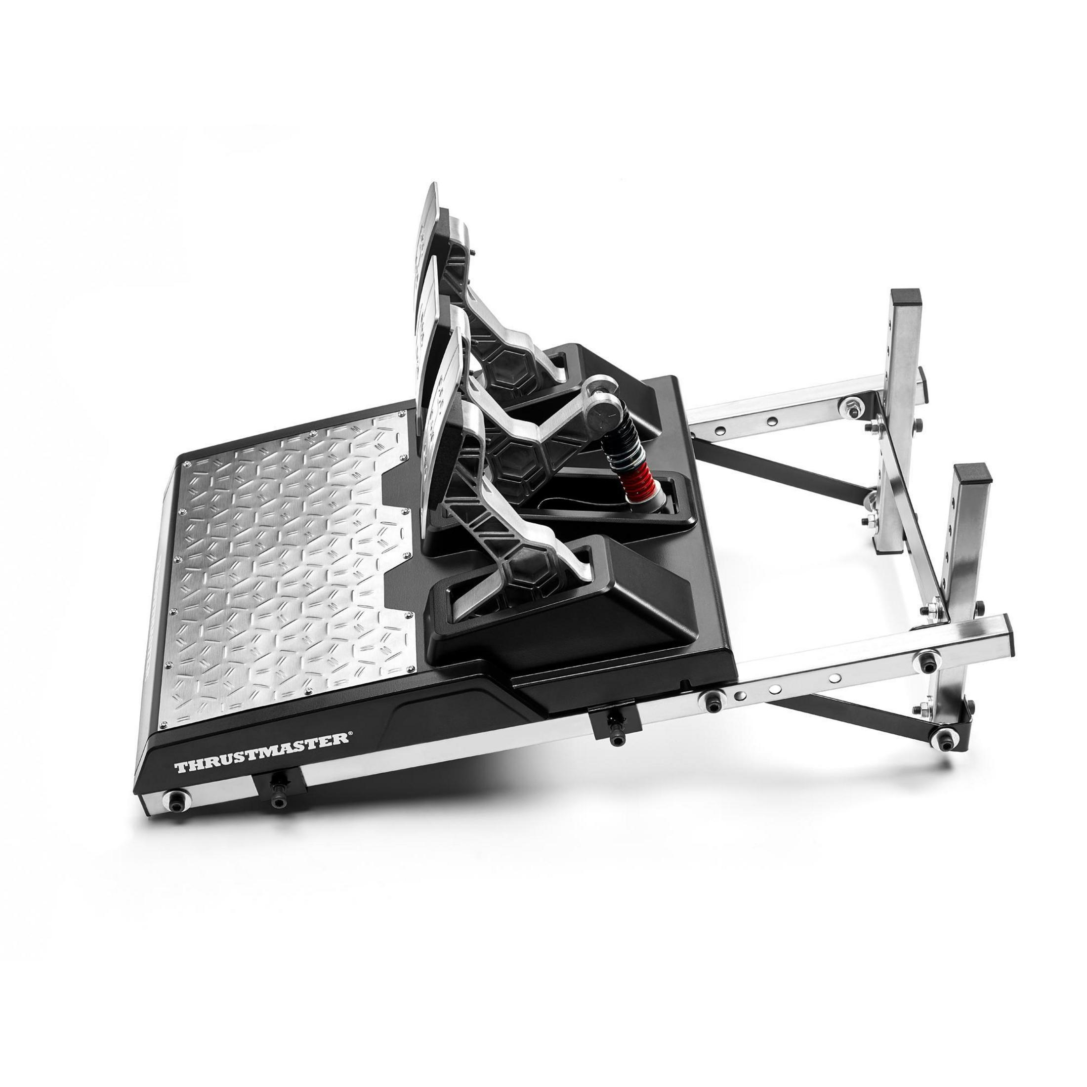 Racingsimulator met een stuur, pedalen en een versnellingspook, op een witte achtergrond.