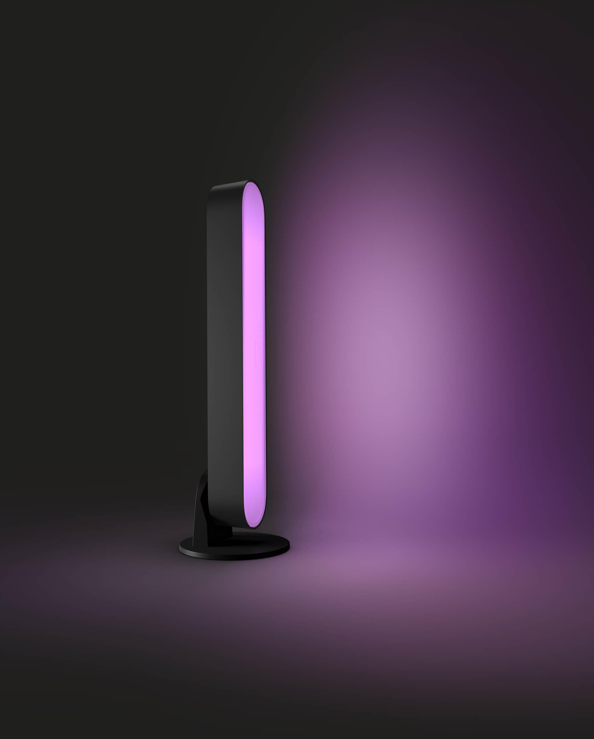 Czarne i fioletowe światło otoczenia z fioletową wiązką światła na ciemnym tle.