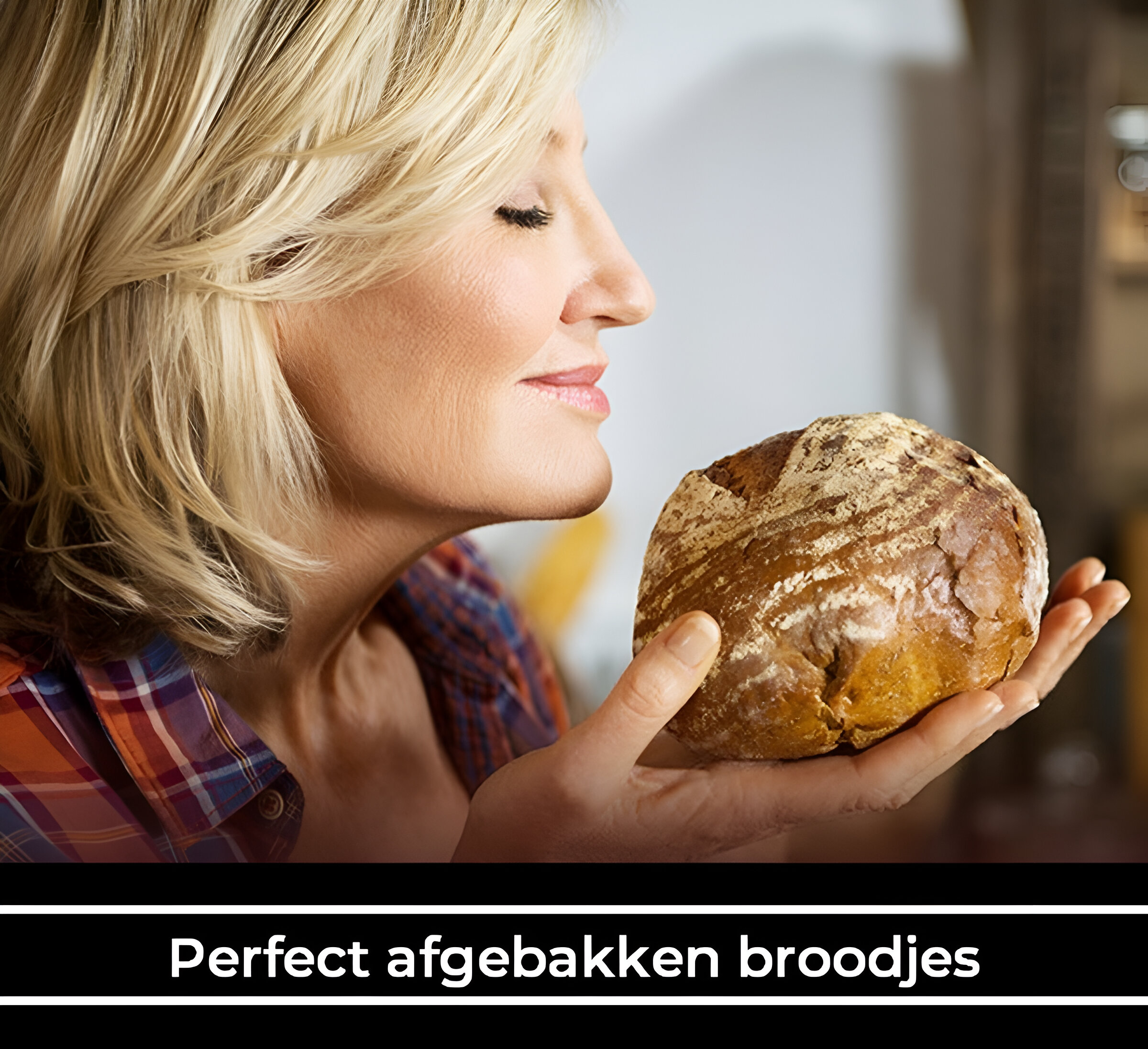 Vrouw die aan brood ruikt. Tekst: "Perfect afgebakken broodjes" in het Nederlands.