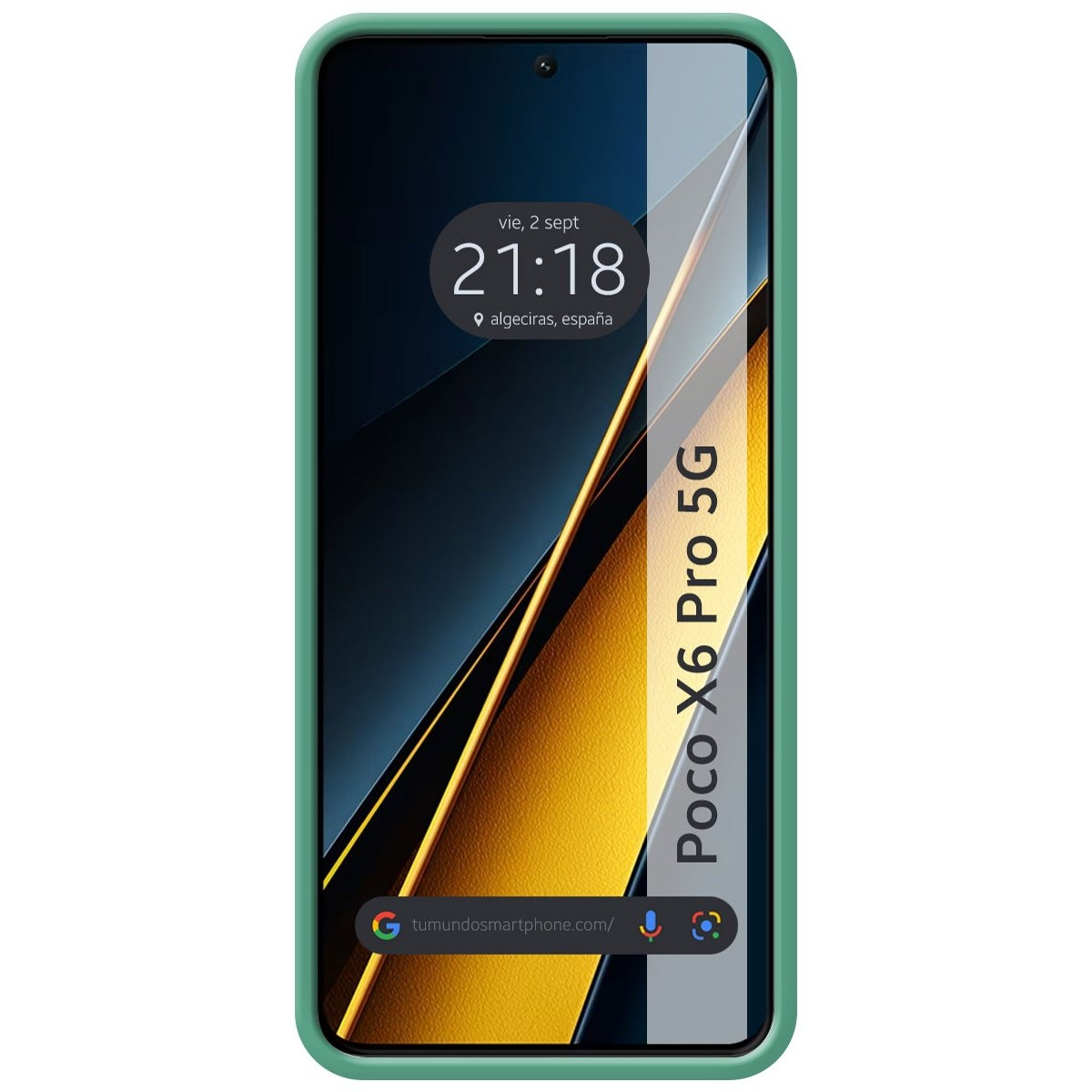 Smartphone in una custodia verde, che mostra ora e luogo sullo schermo.