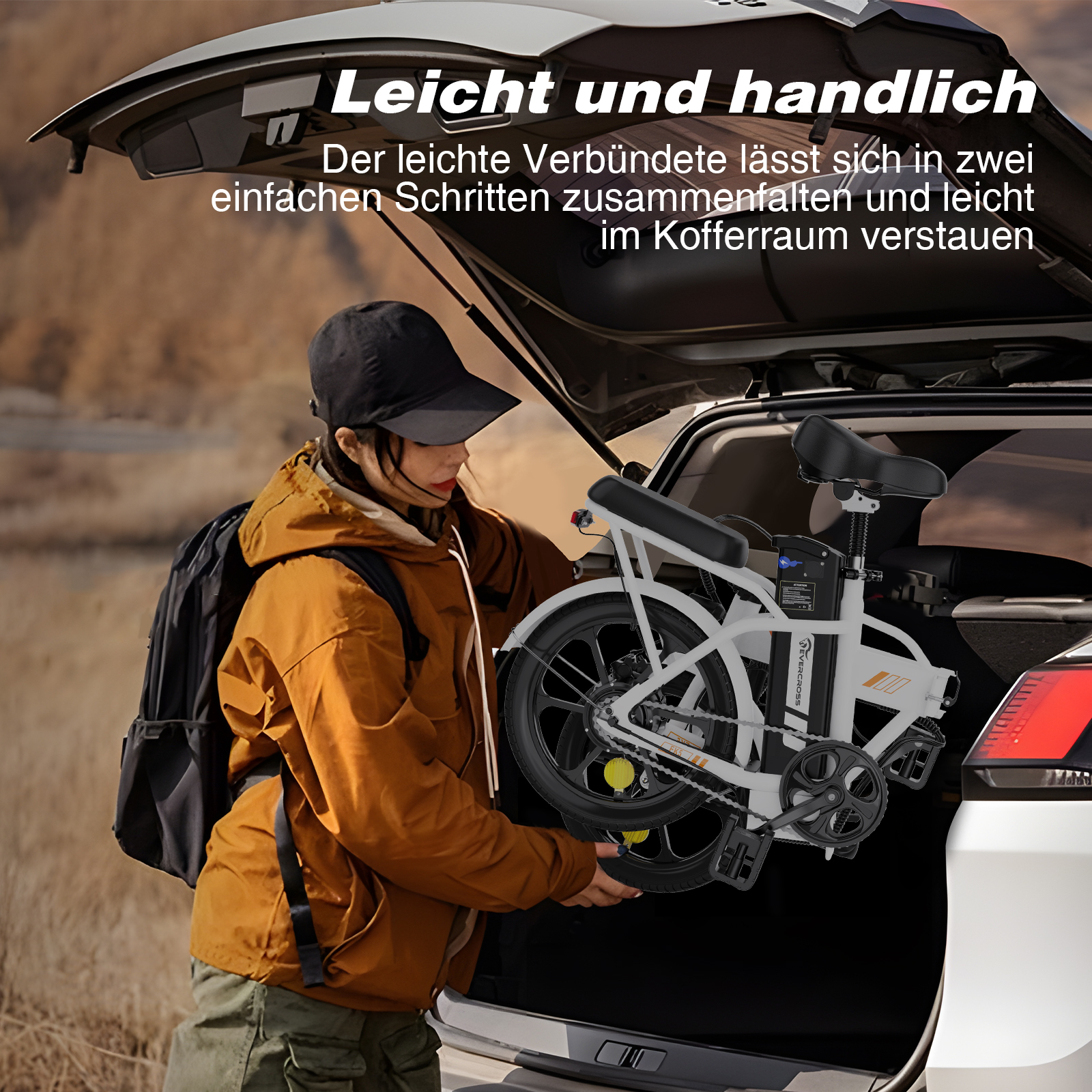 Eine Frau putzt sich lächelnd mit einer rosa elektrischen Zahnbürste die Zähne.