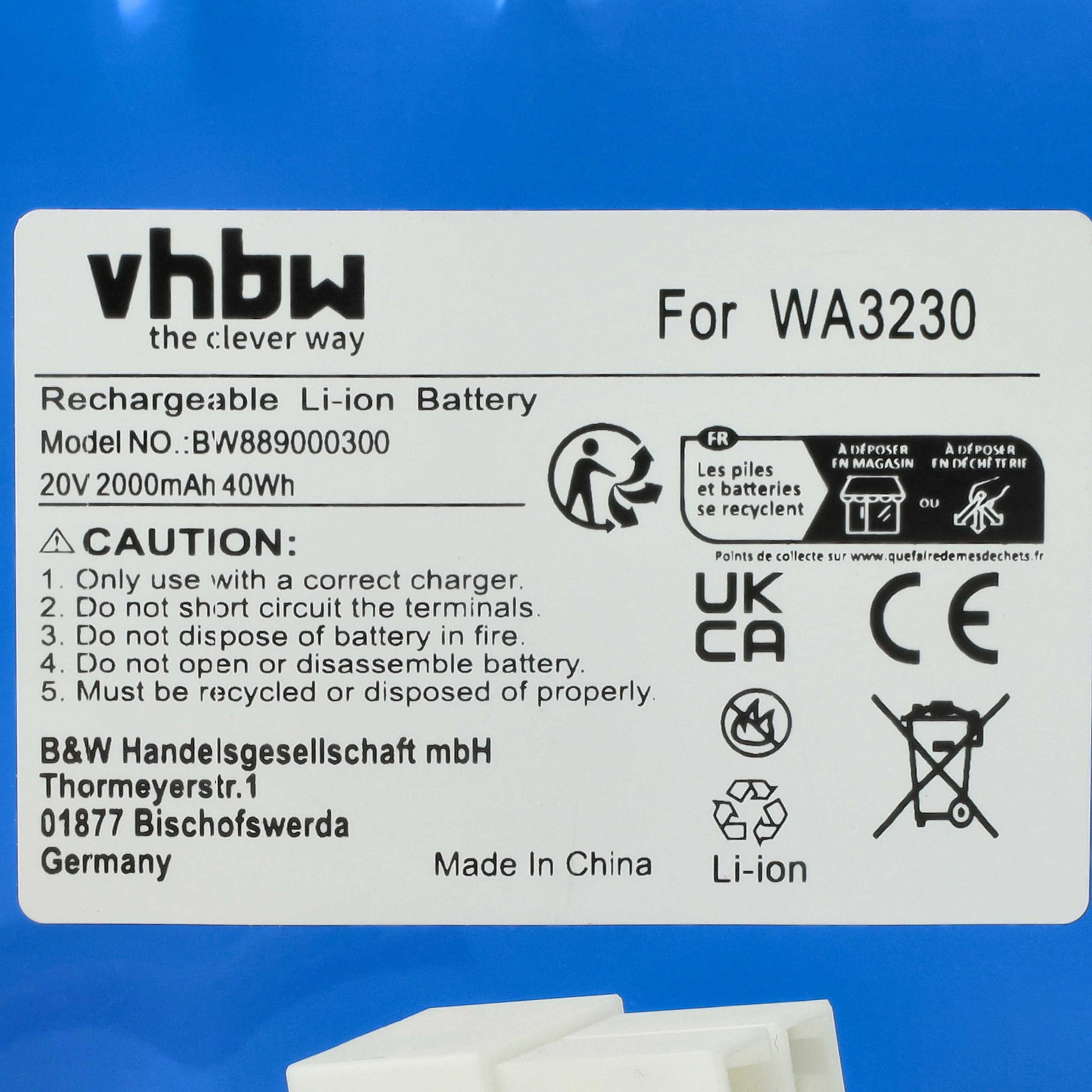 Weißes Batterieetikett mit Text. Enthält Warnungen und Recyclingsymbole.