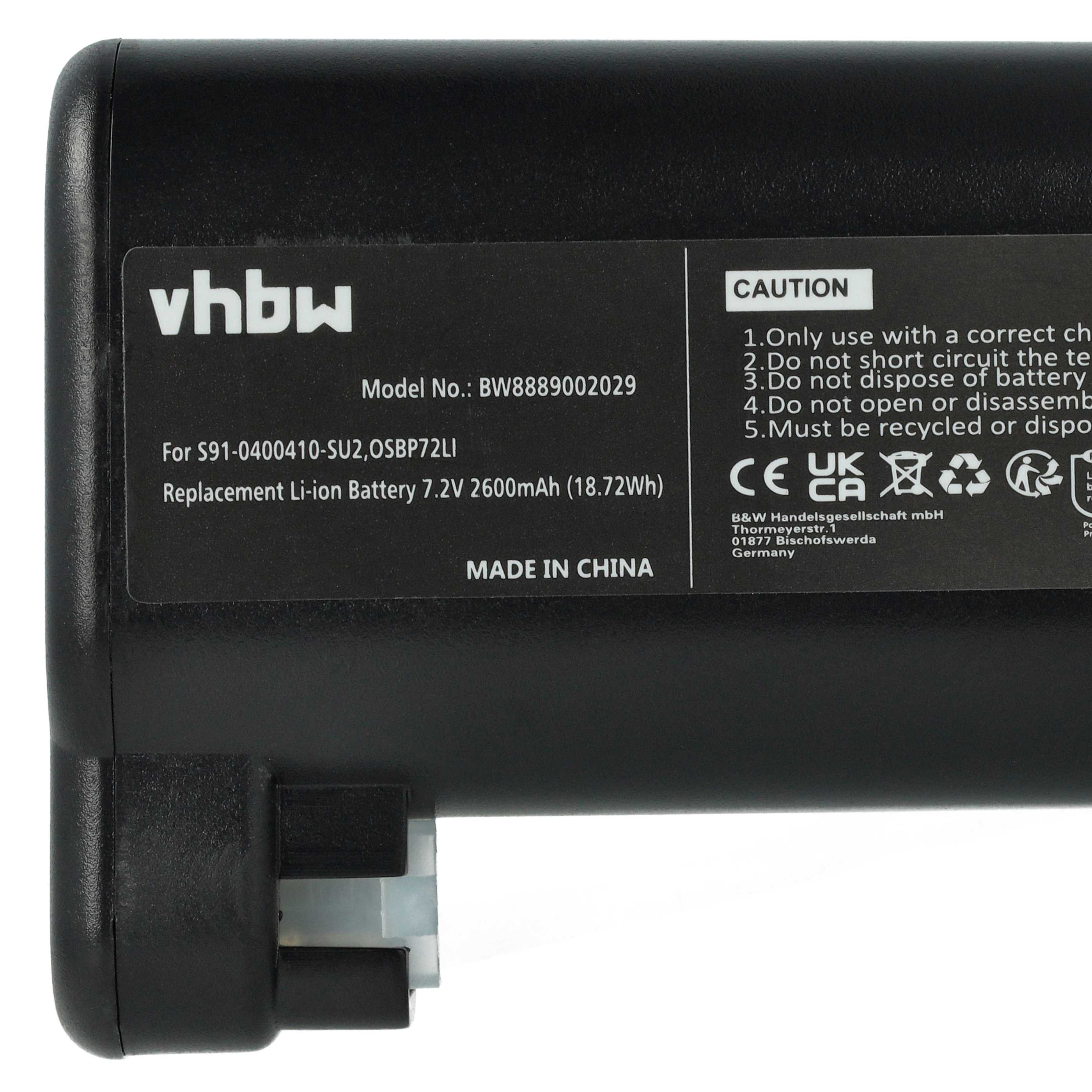 Schwarze Batterie. Die Batterie hat ein weißes Etikett mit Text und Warnhinweisen.