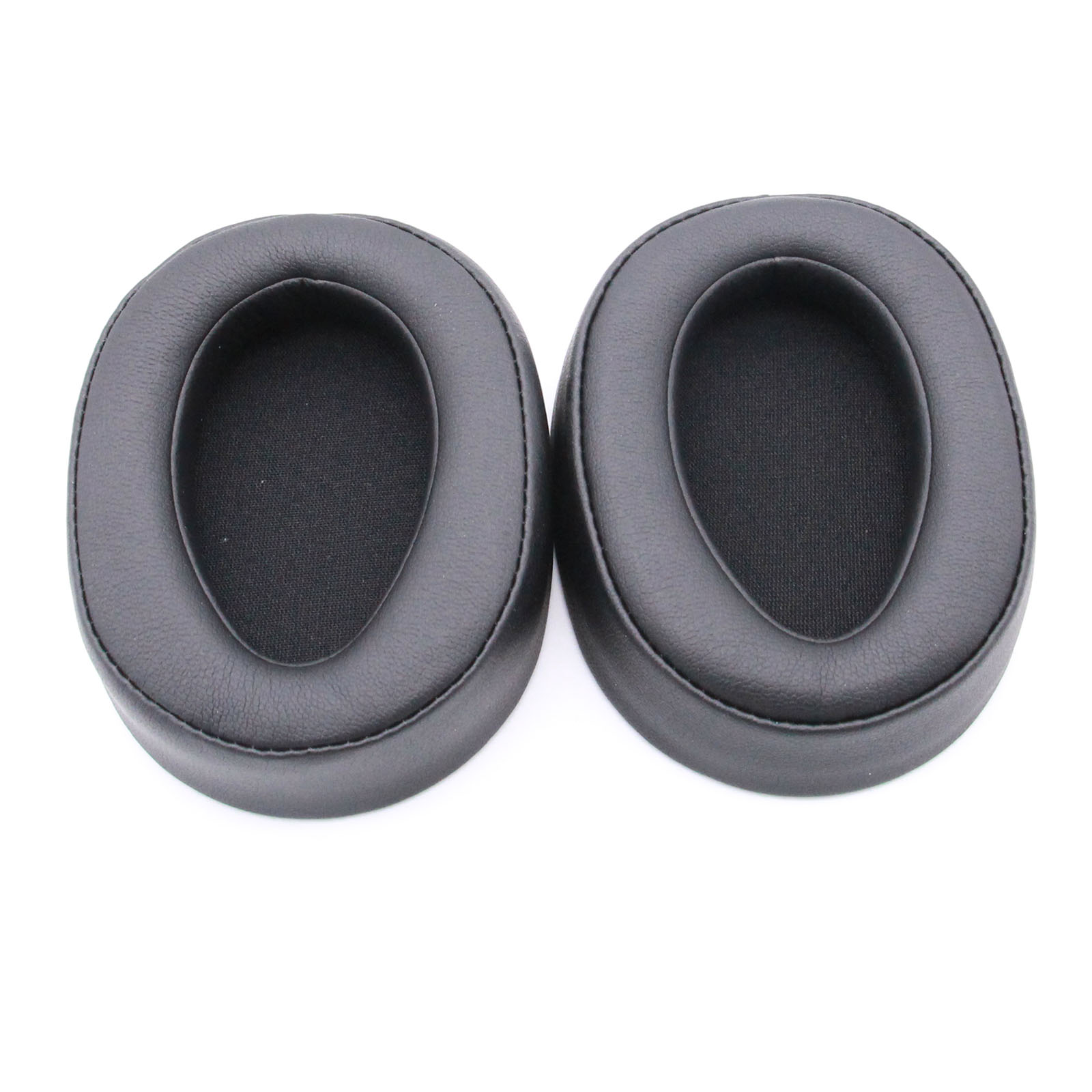 Deux coussinets d'oreille de casque noirs de forme ovale.
