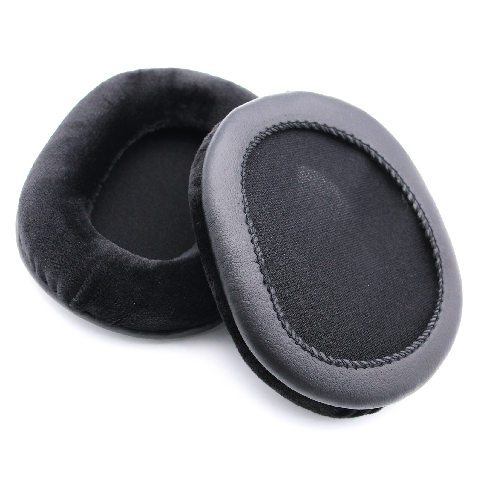 Dos almohadillas negras para los oídos sobre una superficie blanca.
