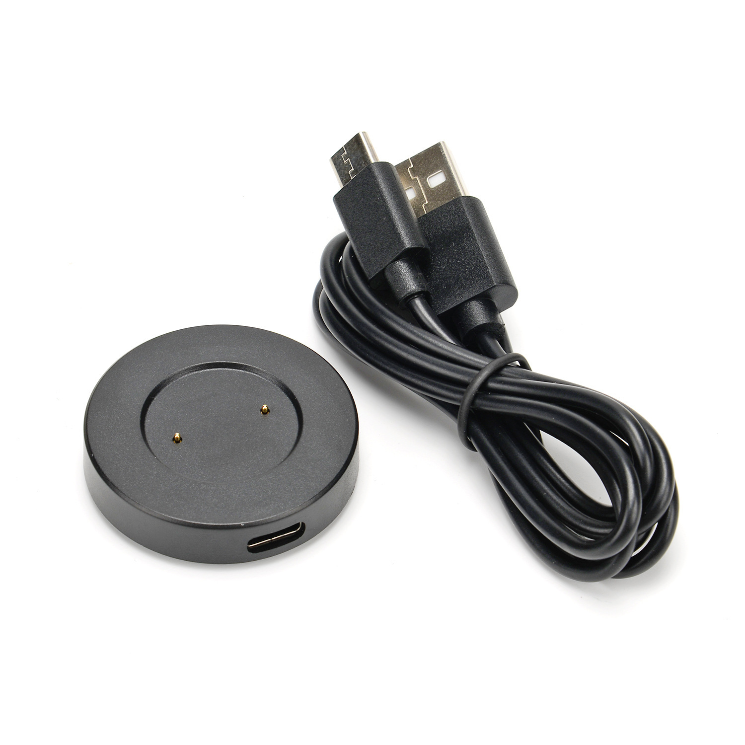 Schwarzes Uhrenladegerät und USB-Kabel auf Weiß. Das Kabel ist aufgerollt.