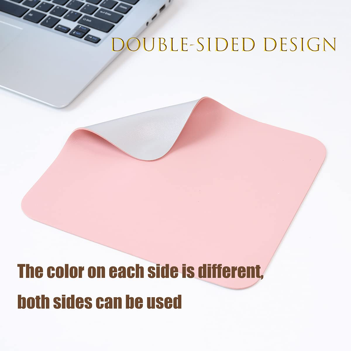 Tapis de souris rose, design double face. Un côté est rose, l'autre est gris.