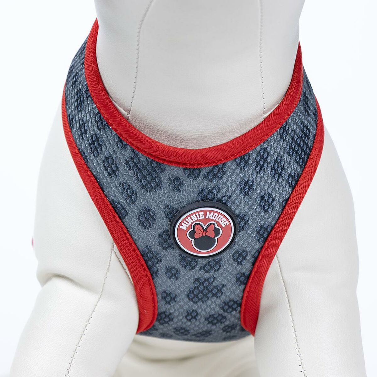 Hunde-Geschirr mit rotem Rand und Minnie Mouse Logo. Grau mit dunklen Punkten.