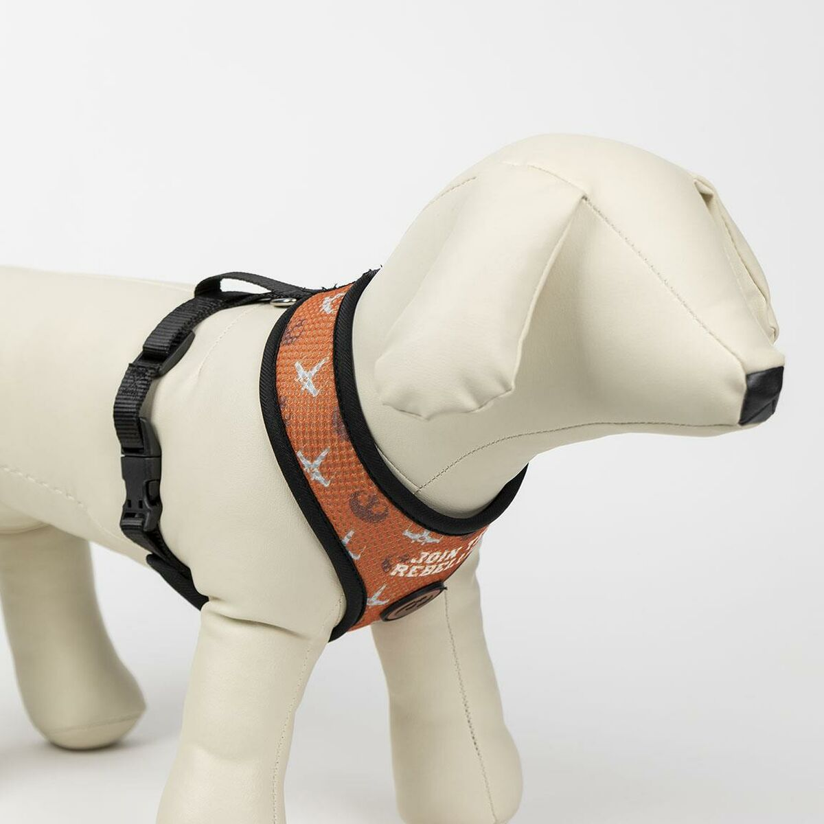 Weiße Hunde-Mannequin trägt einen orangefarbenen Star Wars-Gurt mit schwarzer Schnalle.