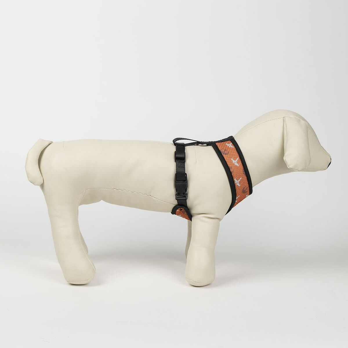 Hundegeschirr auf einer Hunde-Mannequin. Das Geschirr ist orange mit schwarzen Details.