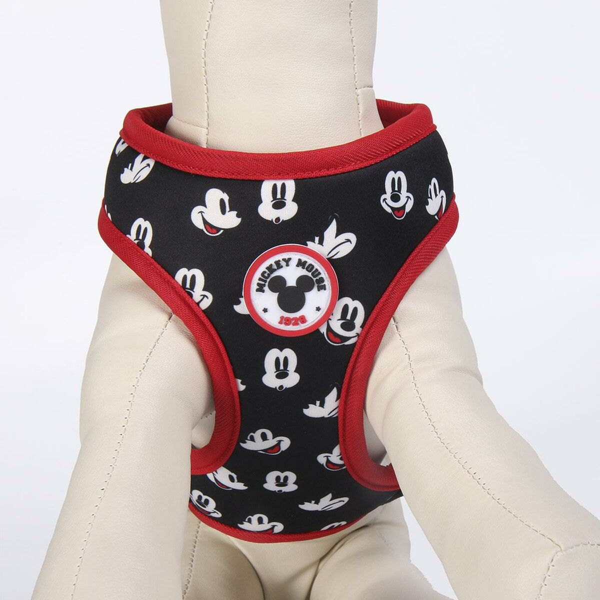Ein schwarzes Hunde-Geschirr mit roter Umrandung und Mickey Mouse-Bildern. Das Geschirr hat ein Mickey Mouse-Logo.