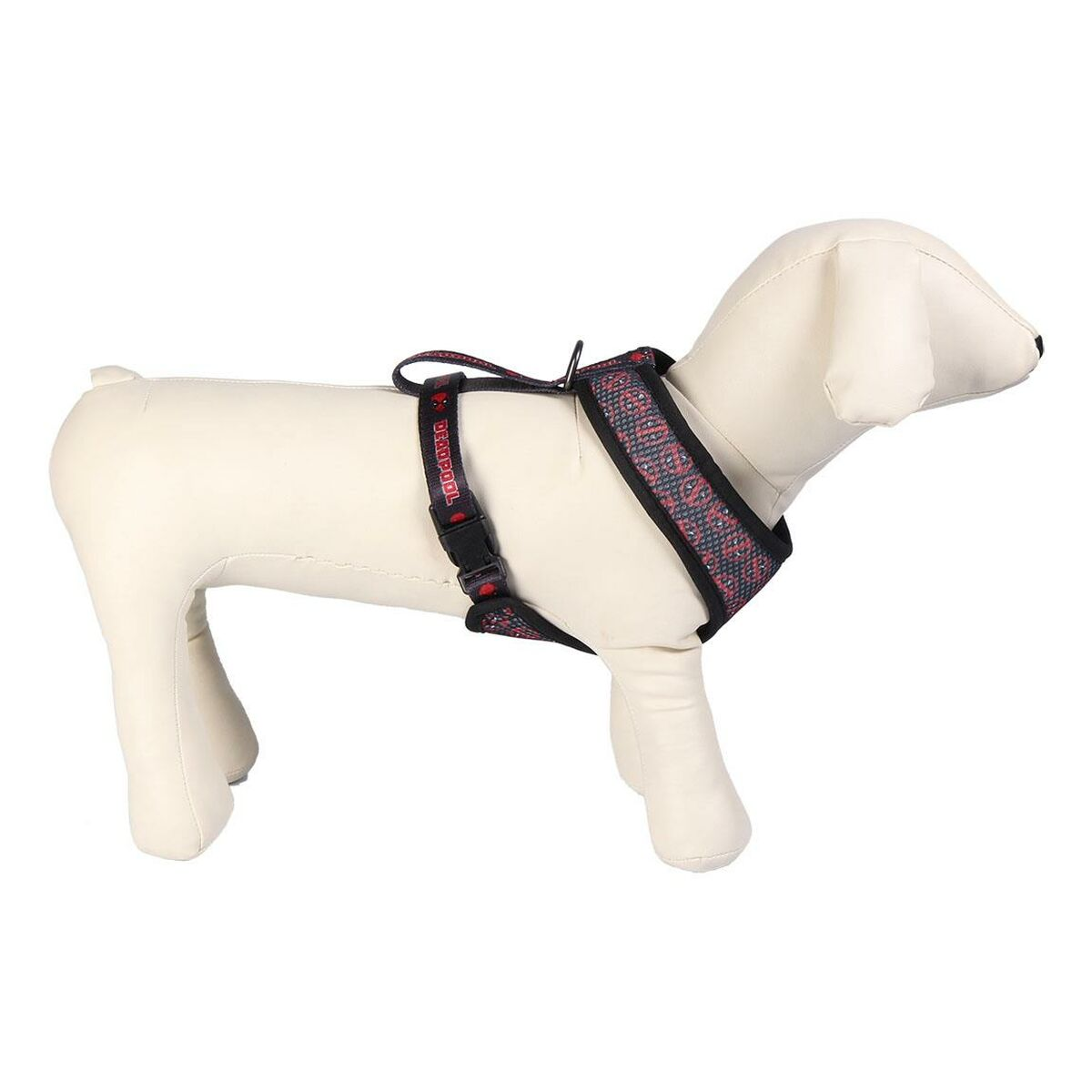 Eine weiße Hunde-Mannequin, die ein rot-schwarzes Deadpool-Geschirr trägt. Das Geschirr hat Text.