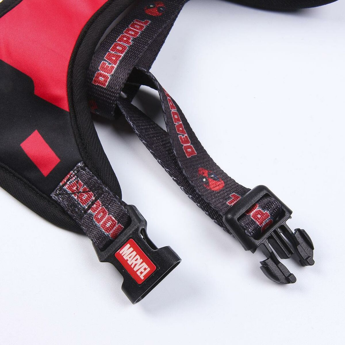 Ein schwarzes und rotes Deadpool-Halsband mit Marvel-Schnalle und Deadpool-Text.