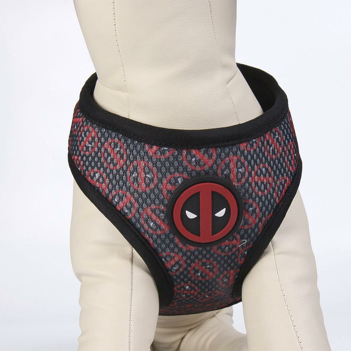 Deadpool-Haustiergeschirr, rot und schwarz, mit Deadpool-Logo.