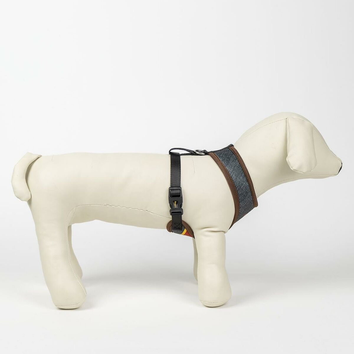 Eine Hunde-Mannequin, die ein Hundegeschirr trägt. Das Geschirr ist schwarz und grau mit Schnalle und Gurt.