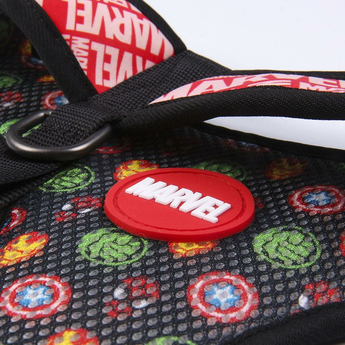 Nahaufnahme eines Marvel-Hundegeschirrs mit rotem Marvel-Logo.