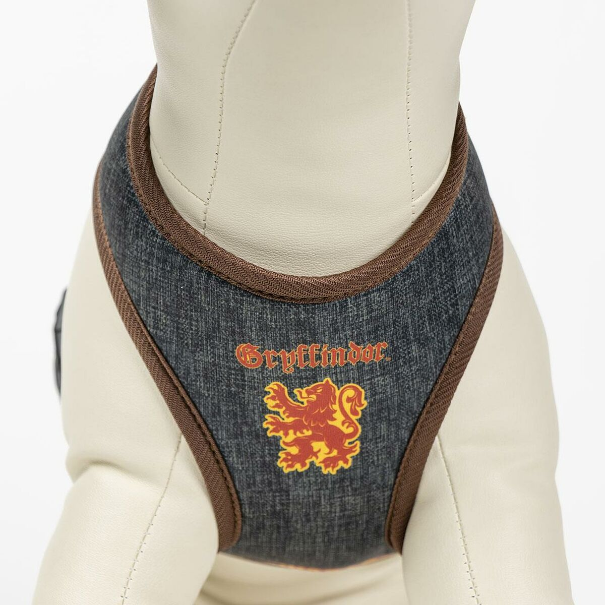 Hunde-Geschirr mit Gryffindor-Logo. Denim-Look, braune Zierleiste, auf einem weißen Hundemodell.