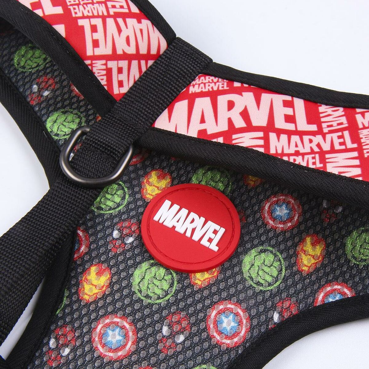 Hundegeschirr mit Marvel-Logo und Charakter-Icons. Rote, schwarze und grüne Farben sind sichtbar.