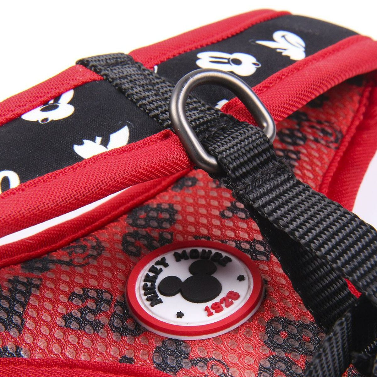 Ein rot-schwarzes Hundegeschirr mit Mickey Mouse-Grafiken und einem Metallring zur Leinenbefestigung.