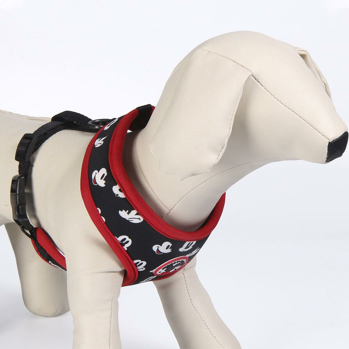 Ein Hundegeschirr mit schwarzer Basis, roter Verzierung und weißen Mickey-Mouse-Mustern. Es ist auf einer Schaufenquinpuppe.