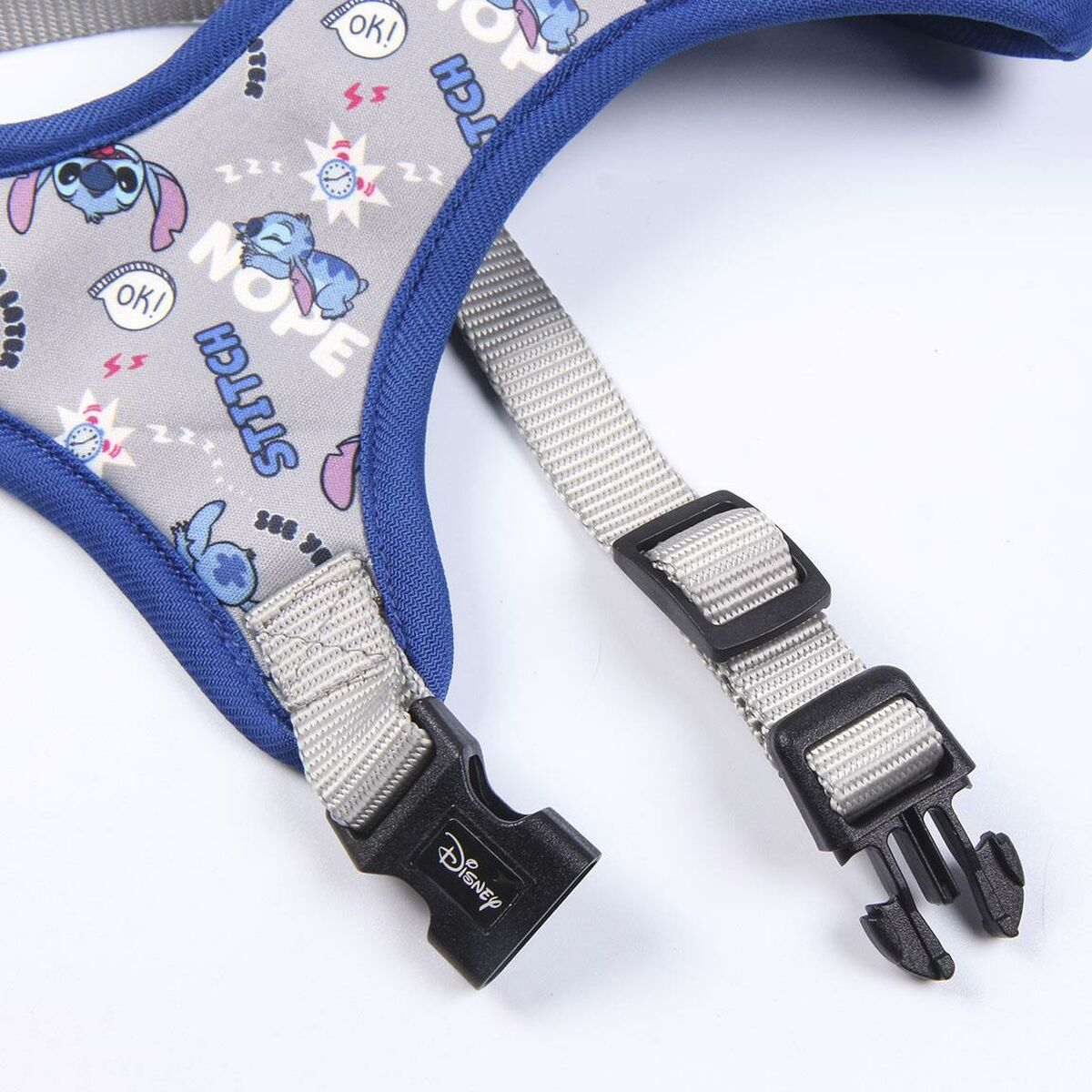 Hundegeschirr mit Stitch-Aufdruck, blauer Zierleiste, schwarzer Schnalle und Riemen.
