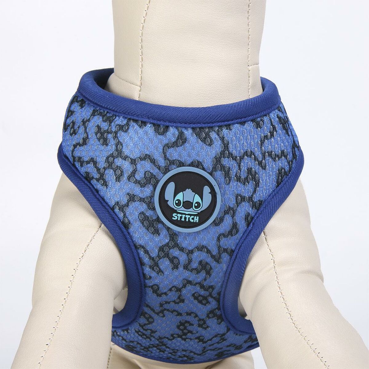 Blaues Hunde-Geschirr mit Stitch-Emblem. Das Geschirr befindet sich auf einer weißen Schaufensterpuppe.
