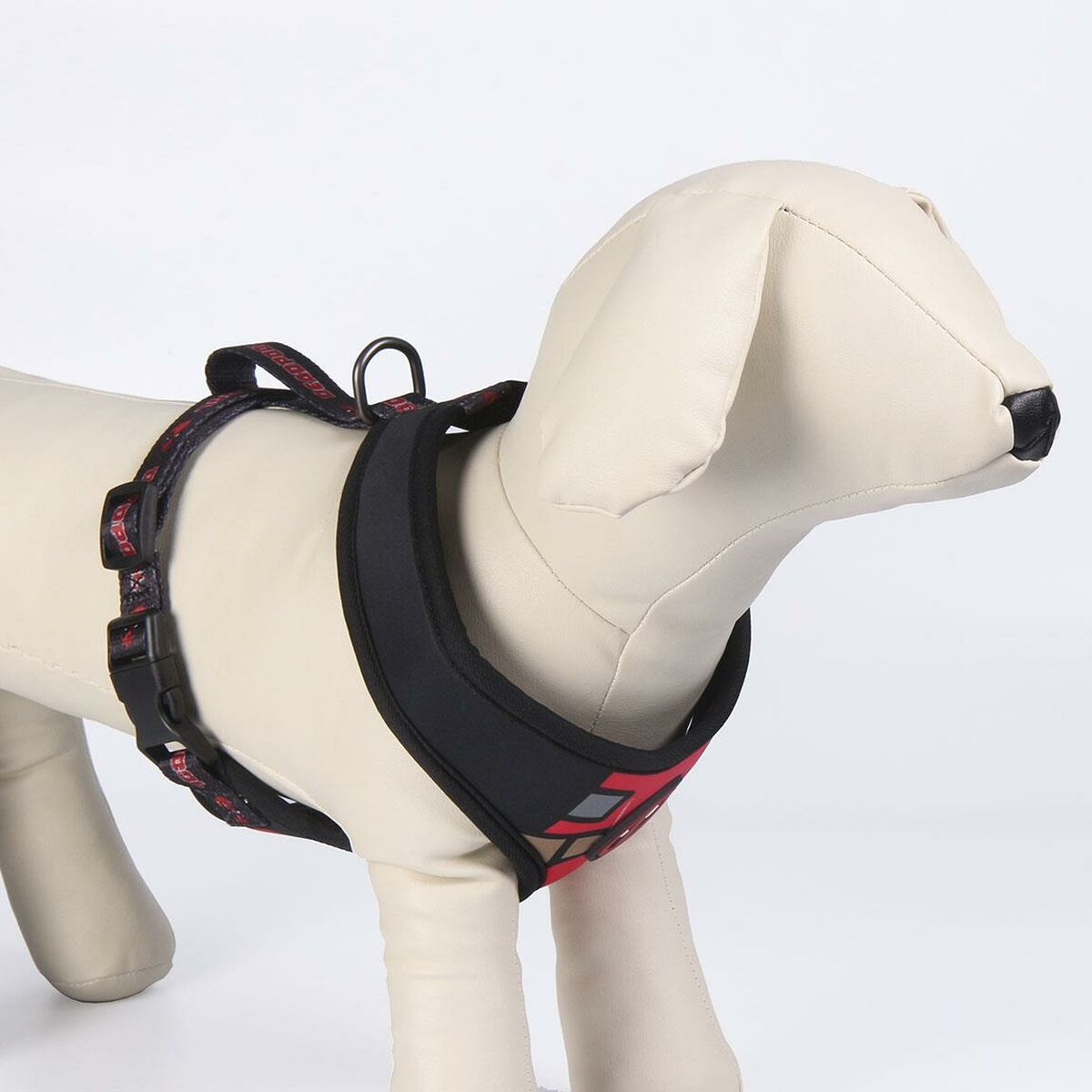 Hunde Geschirr an einer Schaufensterpuppe. Schwarzes und rotes Farbschema mit reflektierenden Akzenten.