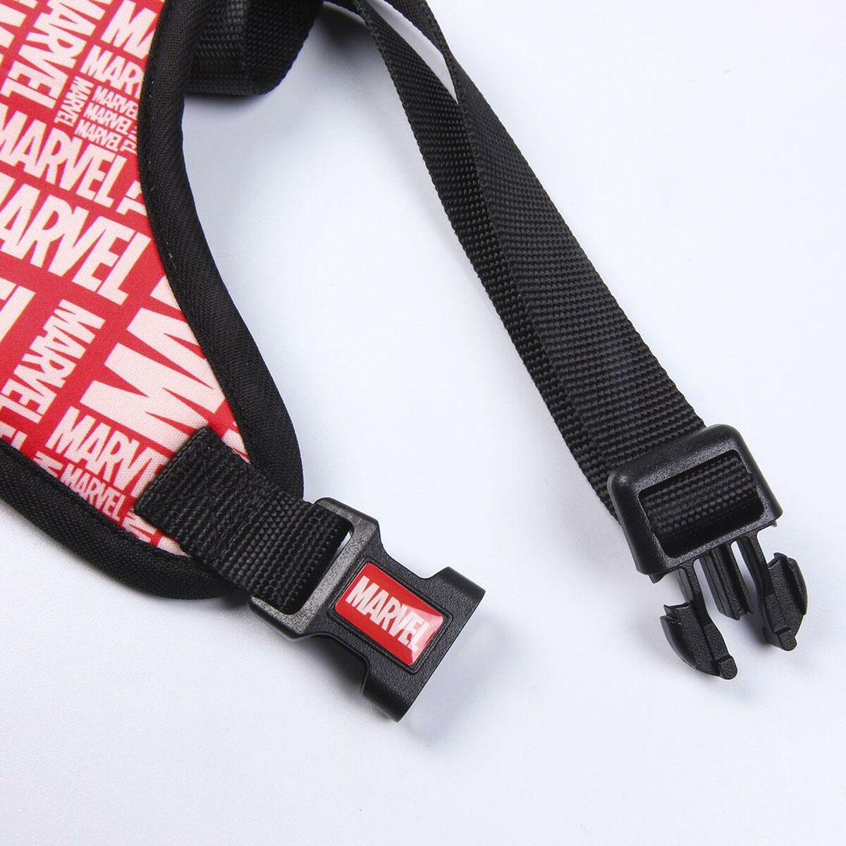Ein schwarzes und rotes Marvel-Hundehalsband mit Marvel-Logo und schwarzer Schnalle.