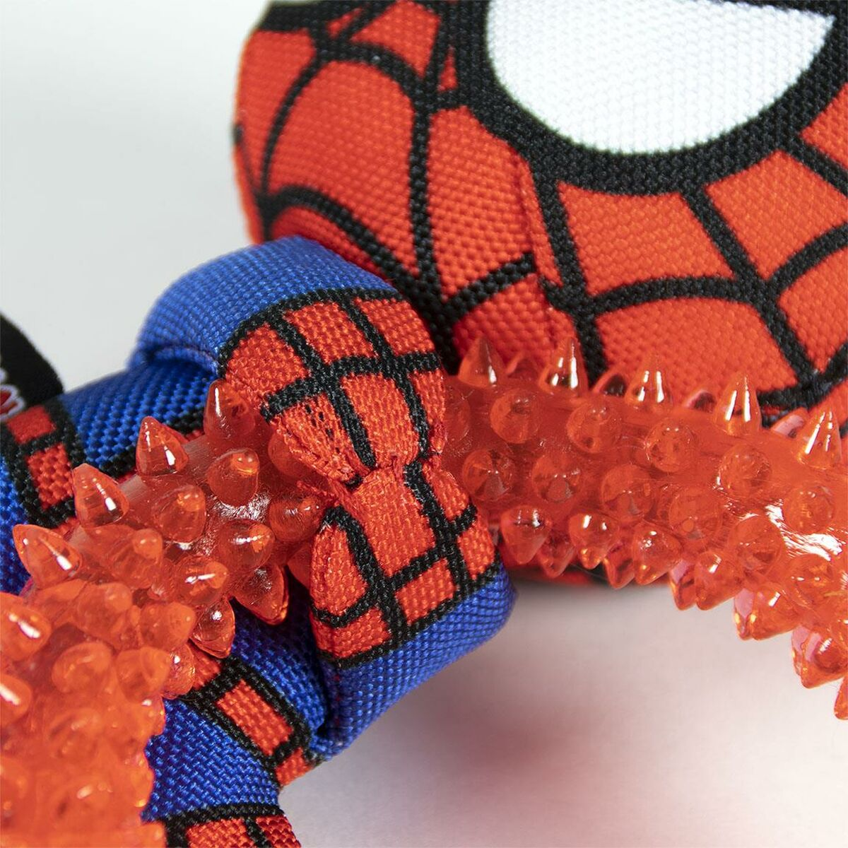 Un giocattolo per cani di Spider-Man, che mostra colori rosso e blu, con parti in gomma a spillo.