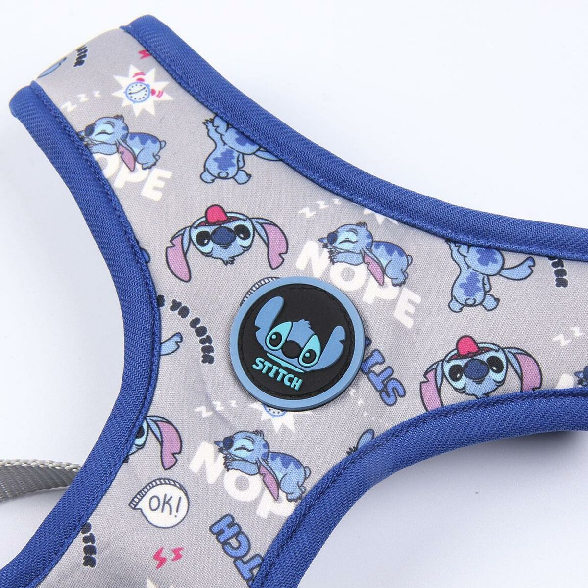 Ein Hundegeschirr mit Stitch-Cartoonfiguren, blauen Verzierungen und einem Stitch-Aufnäher.