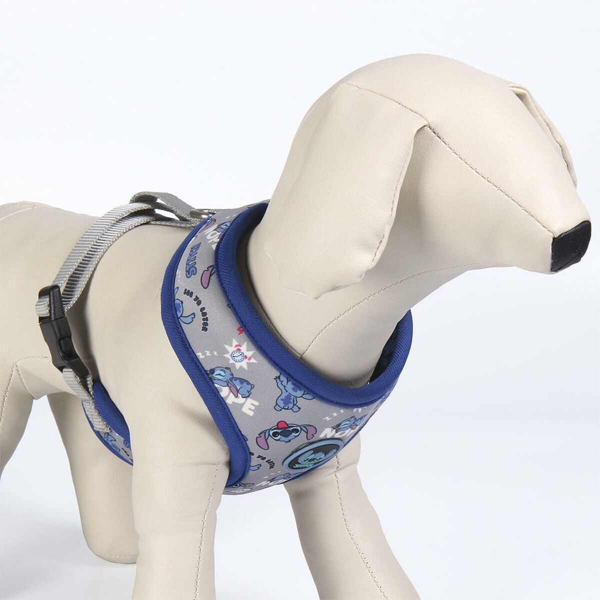 Hunde-Geschirr mit Stitch-Design. Grau und blau mit Stitch-Cartoonbildern. Das Geschirr ist auf einer Schaufenquin.