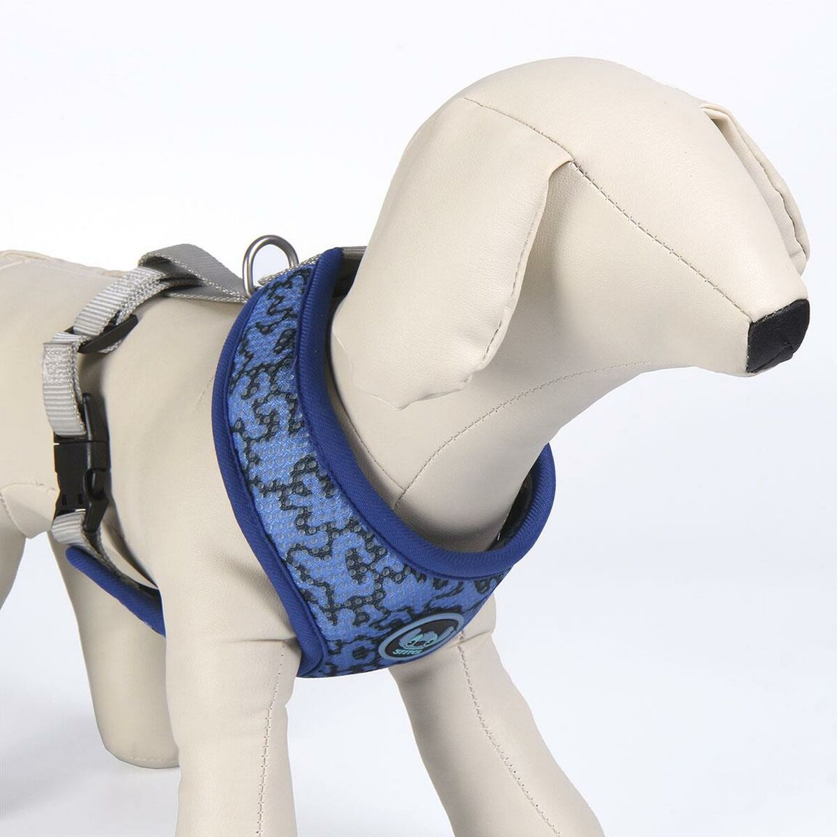 Eine Hunde-Mannequin, die einen blau-grau gemusterten Geschirr trägt, auf weißem Hintergrund.