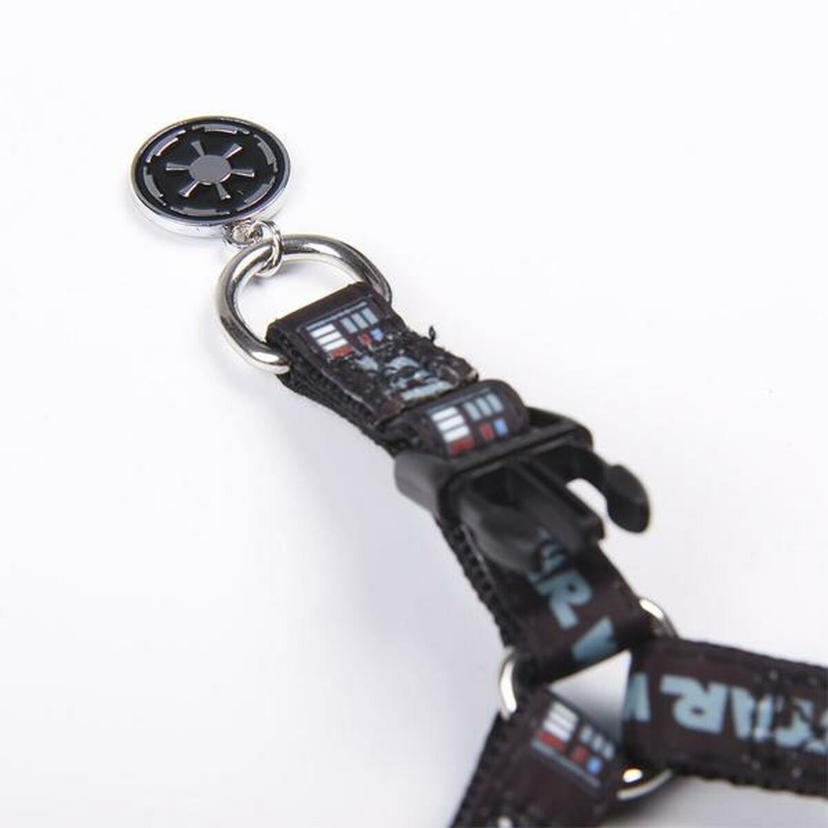 Hundegeschirr im Star Wars-Design. Schwarz und grau, mit dem Star Wars-Logo. Metallring und Verschluss.