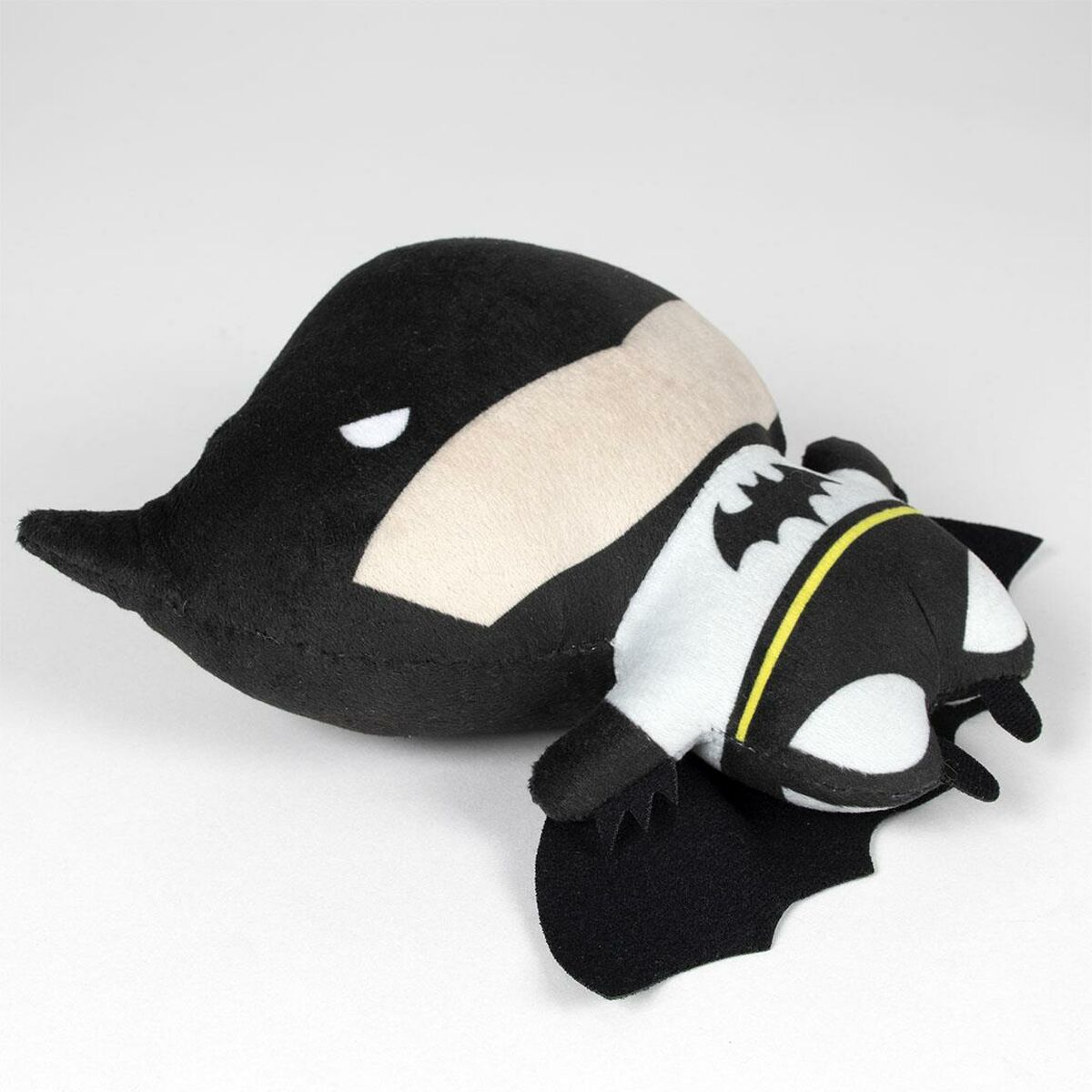Due peluche di Batman, uno grande e uno piccolo, entrambi in stile Batman.