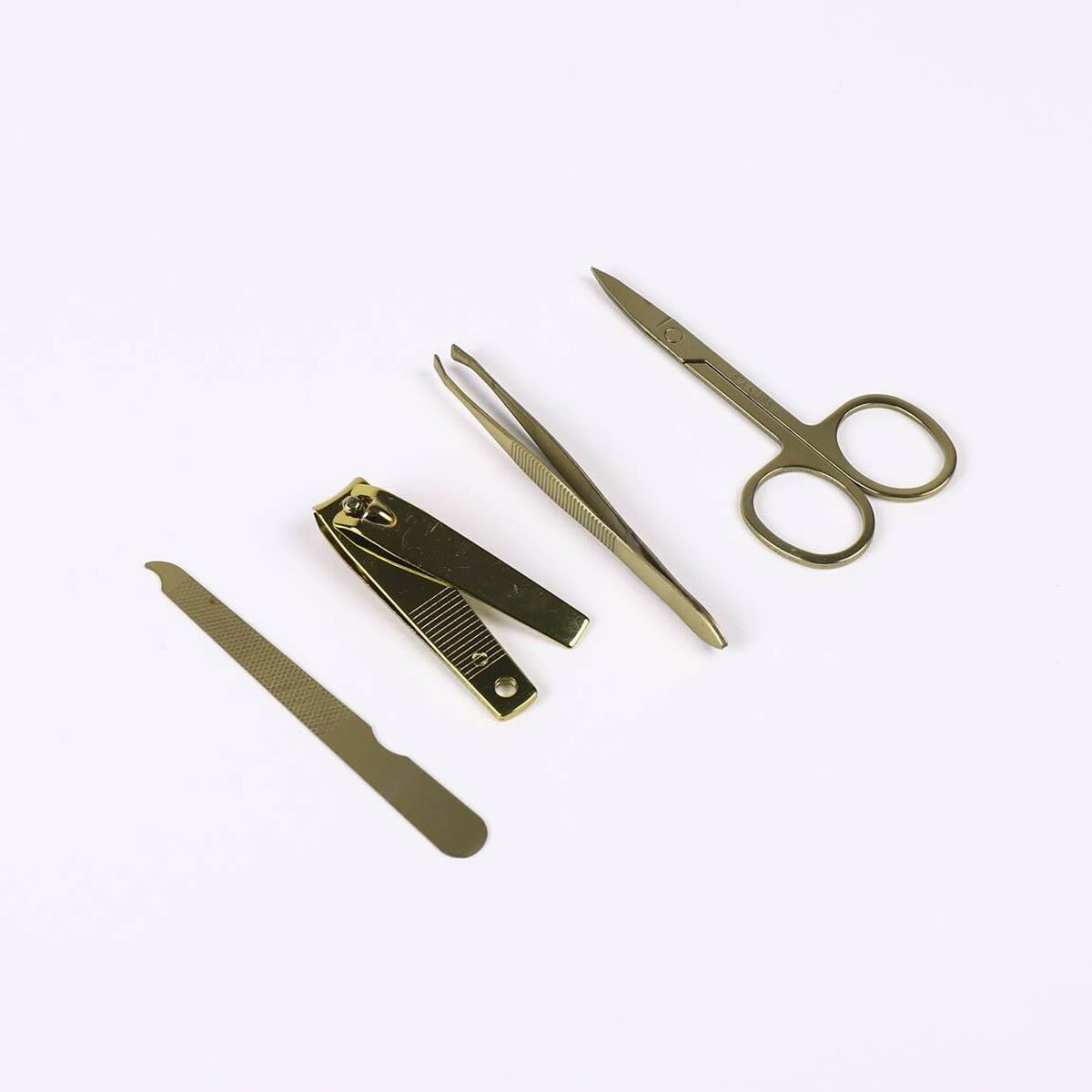 Ein Set Nagelpflege-Werkzeuge: eine Feile, ein Knipser, eine Pinzette und eine Schere, alle goldfarben.