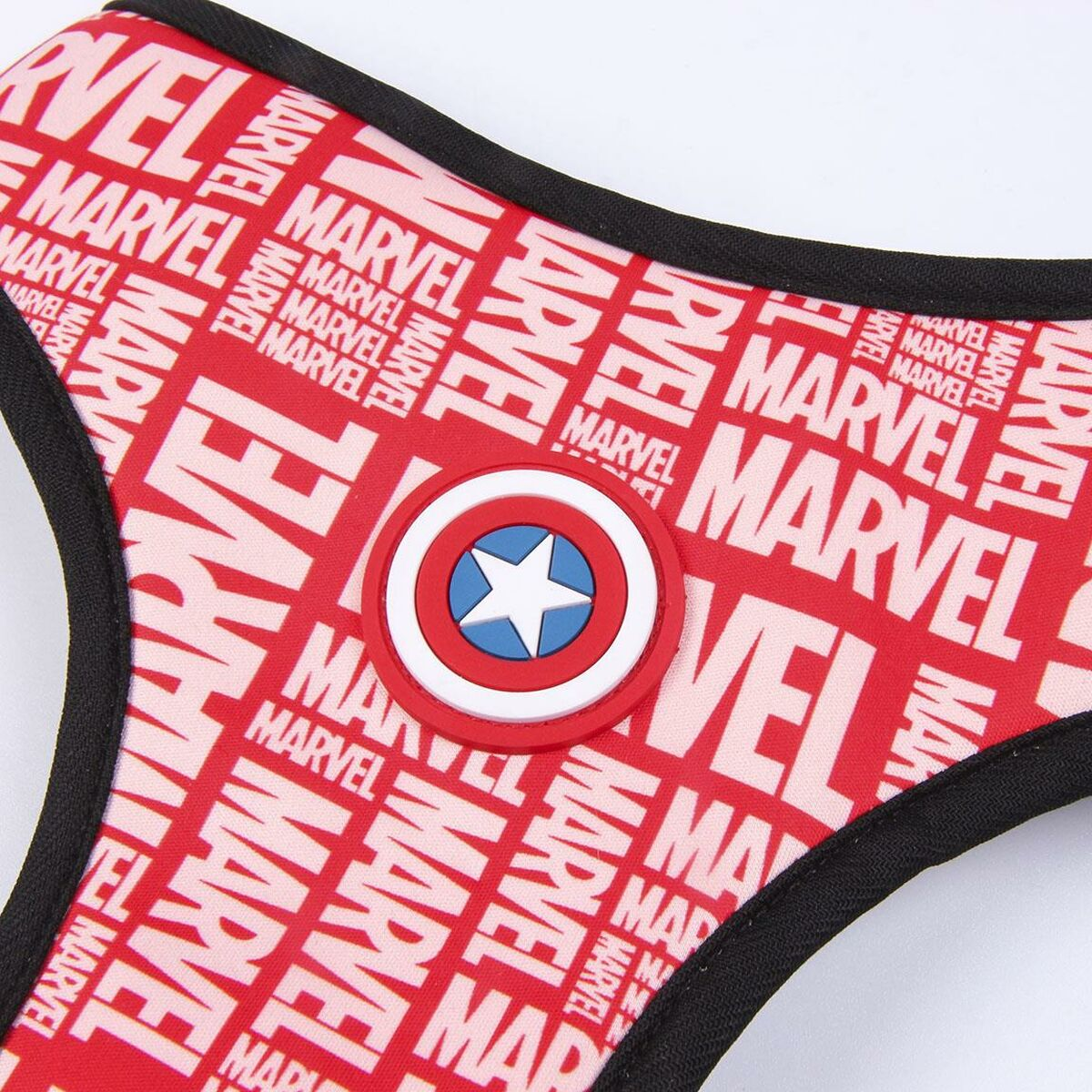 Ein Marvel-Hunde-Geschirr. Merkmale roter Hintergrund, weißer Text und ein Captain America-Schild-Logo.