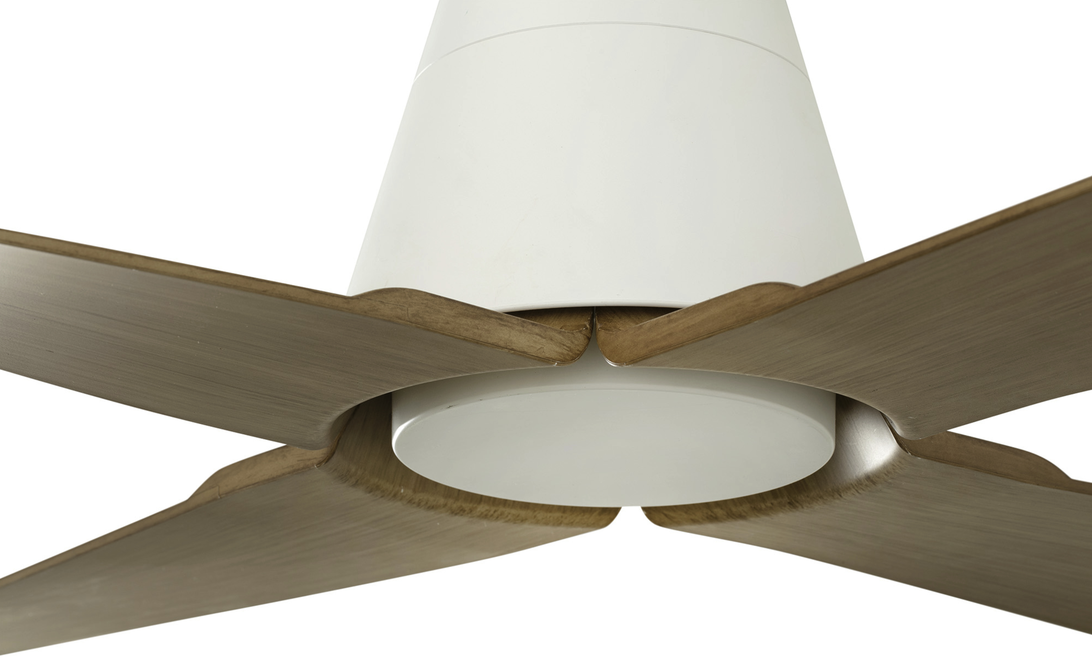 Nahaufnahme eines weißen Deckenventilators mit Holzflügeln vor weißem Hintergrund.