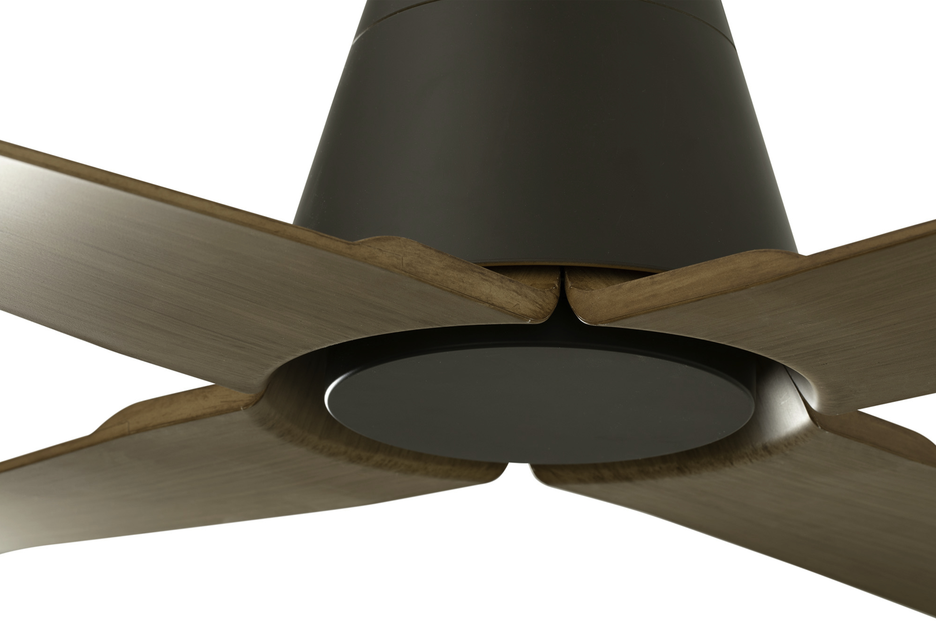 Deckenventilator mit vier Holzflügeln und einem dunkelbraunen Motorgehäuse.
