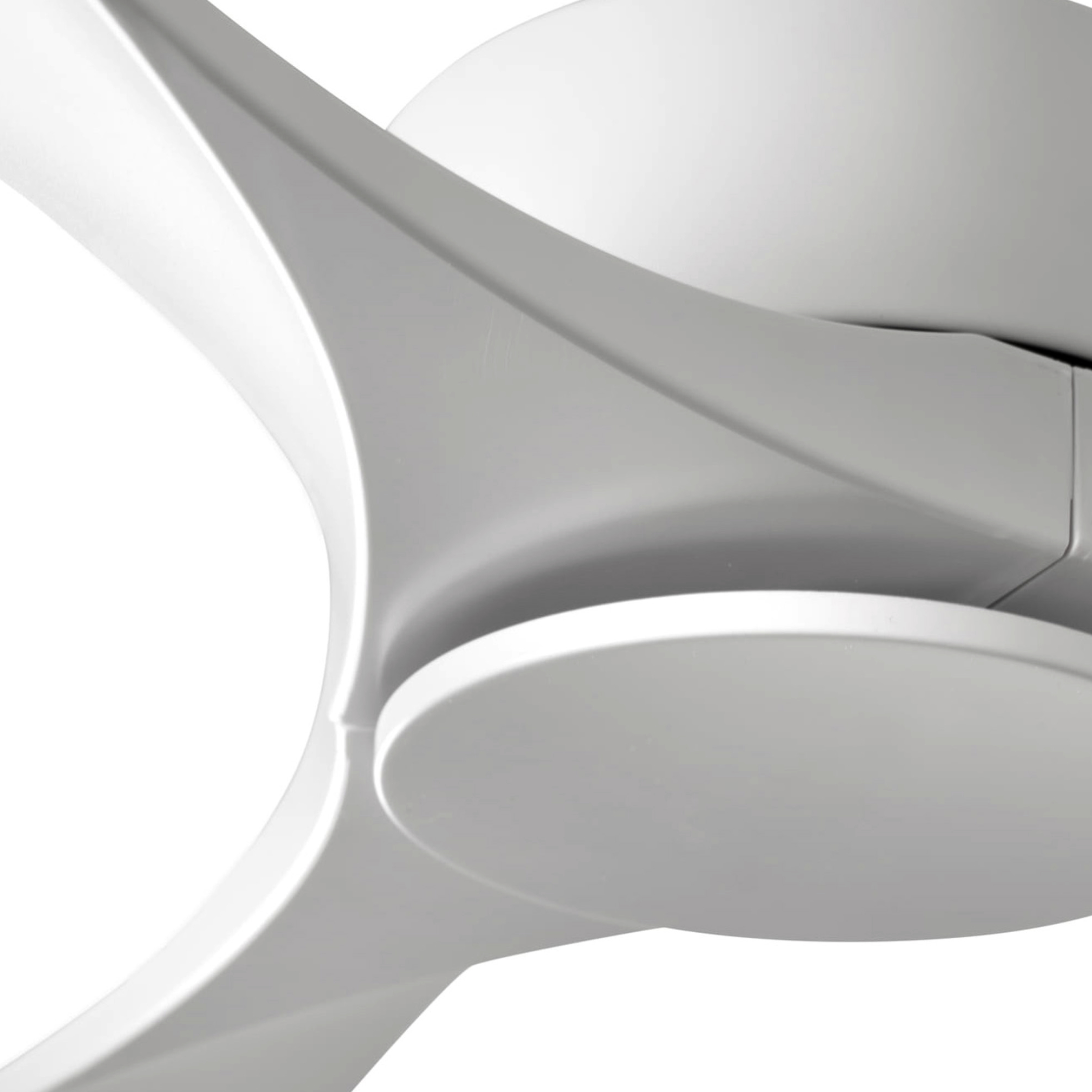 Weiße Deckenventilatorflügel. Die Flügel haben eine gebogene Form und sind teilweise sichtbar.